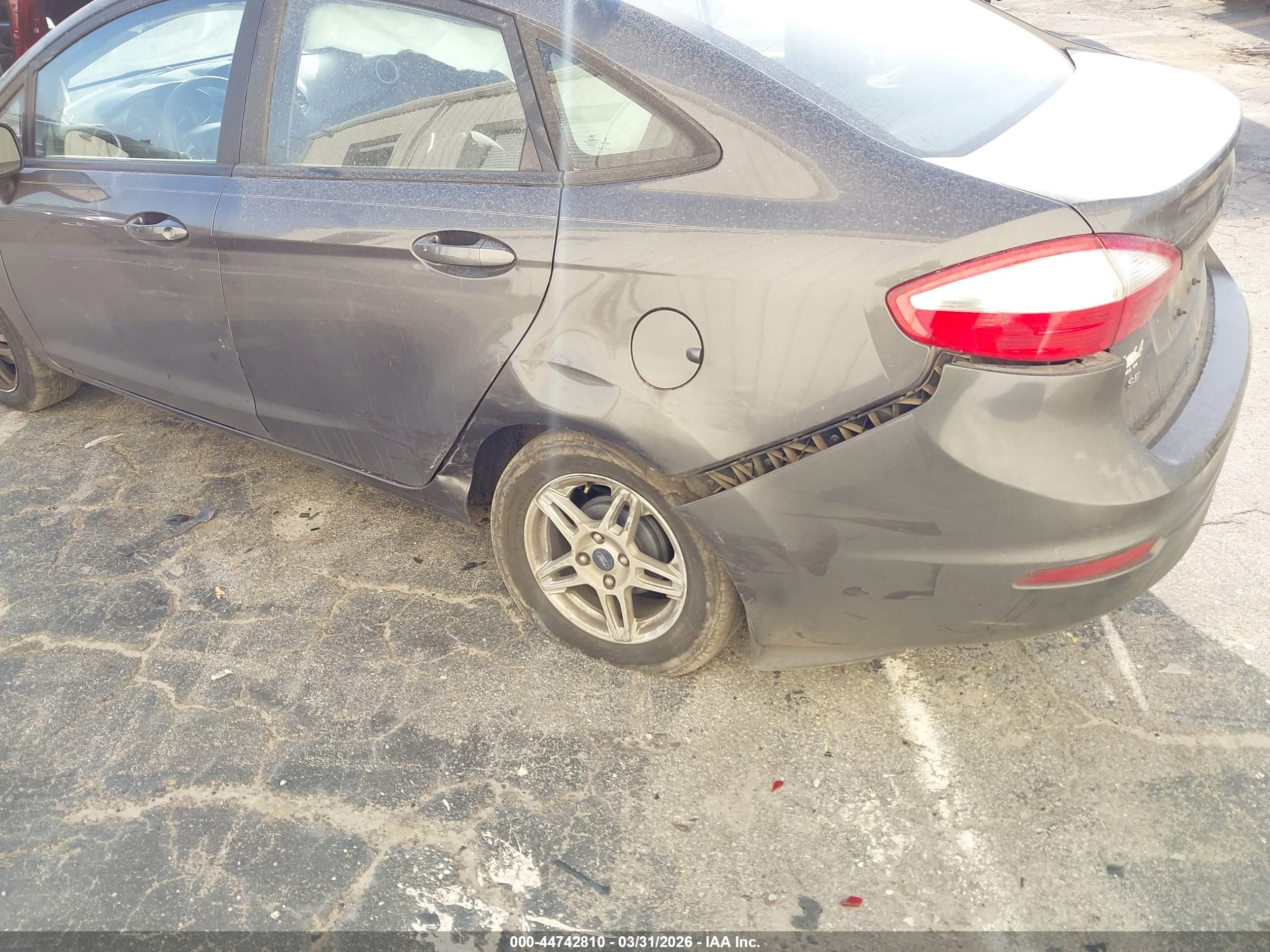 FORD FIESTA image 6