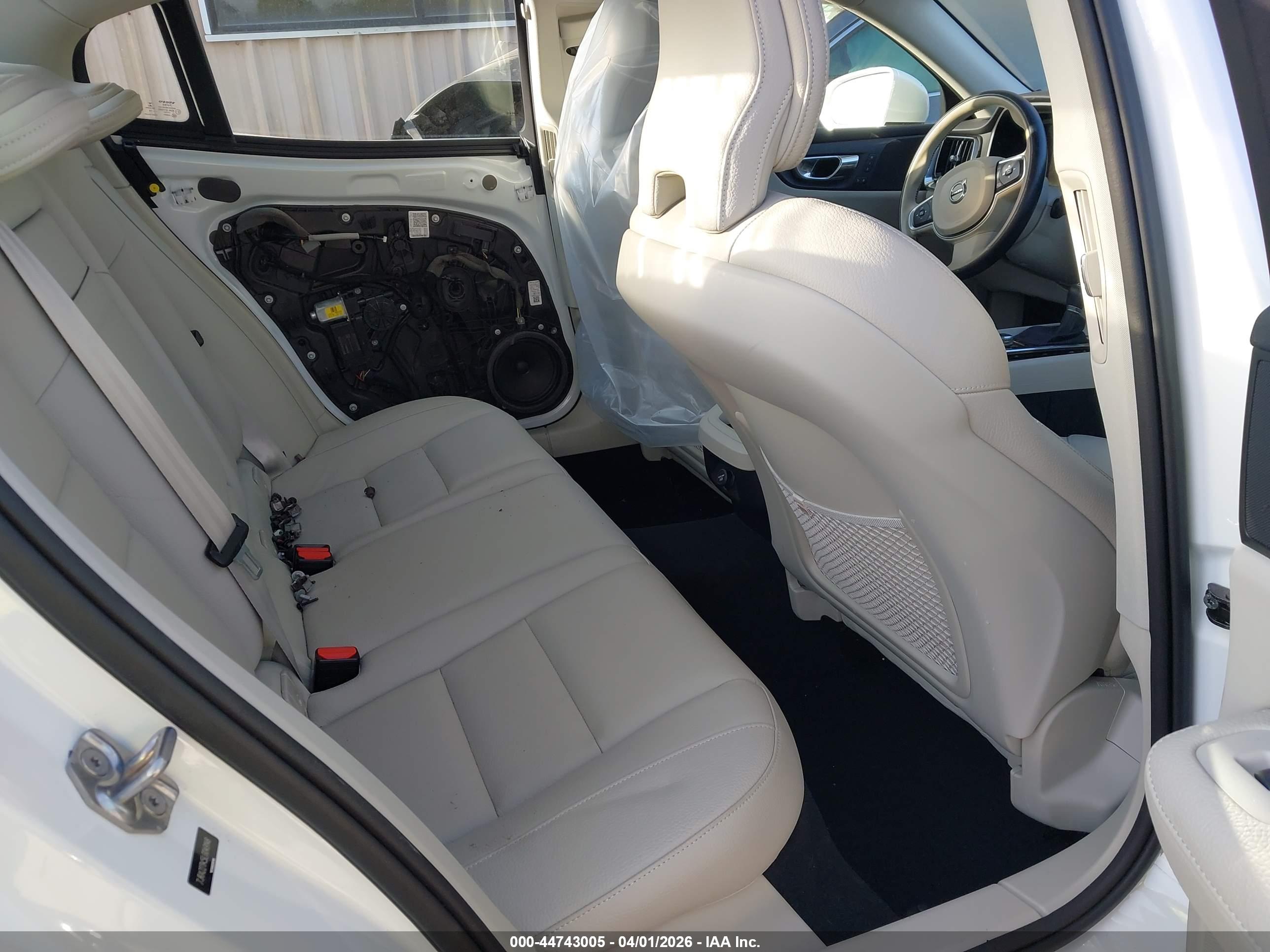 VOLVO S60 image 8