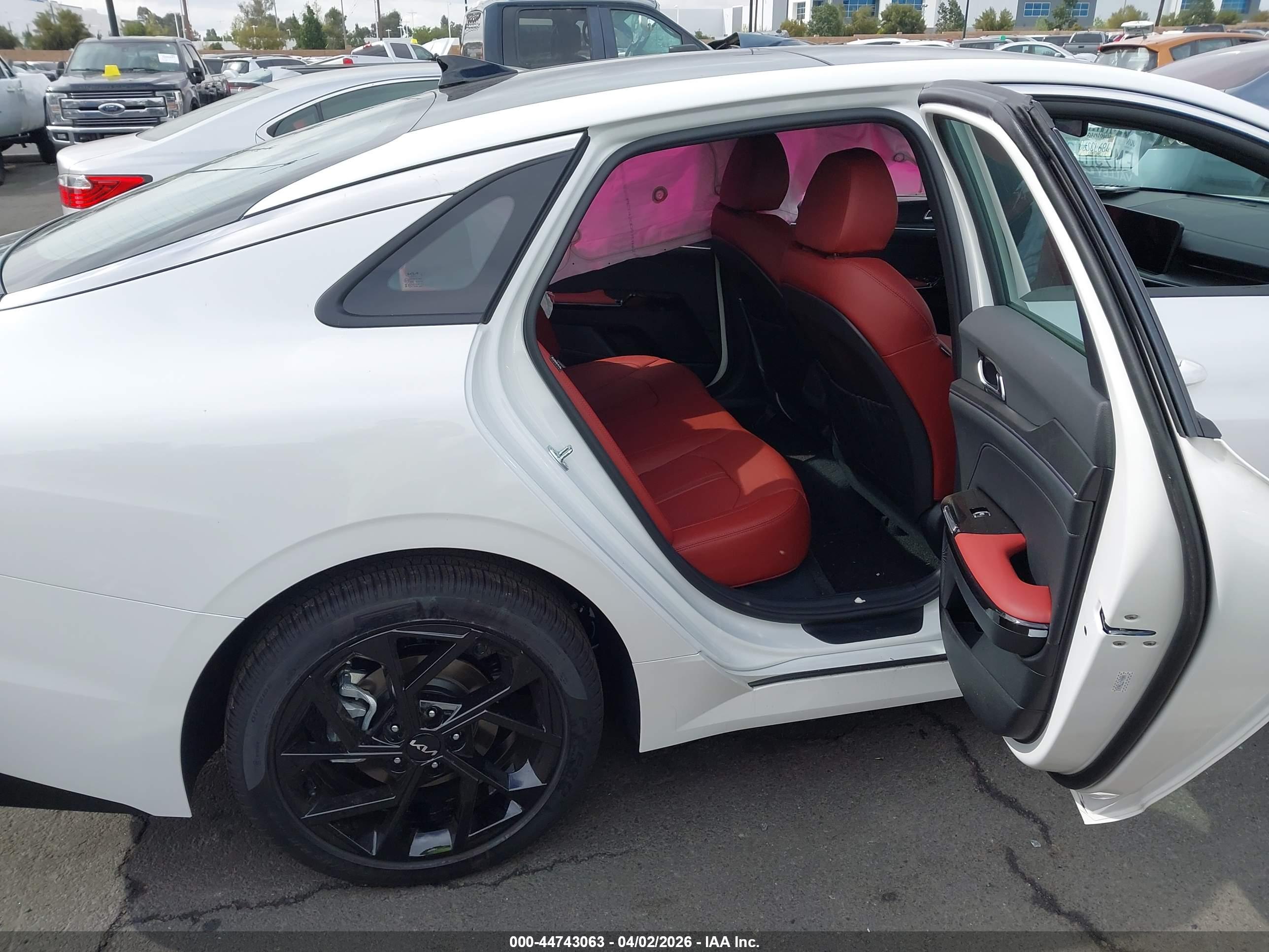 KIA K5 image 8