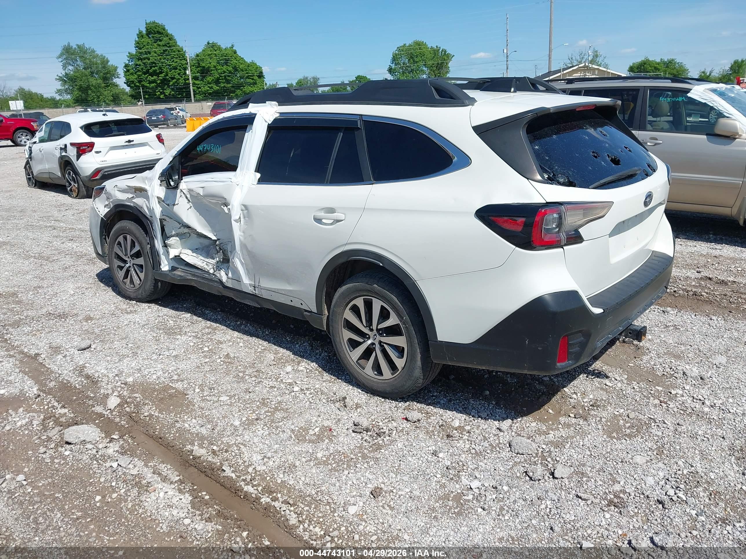 SUBARU OUTBACK image 3