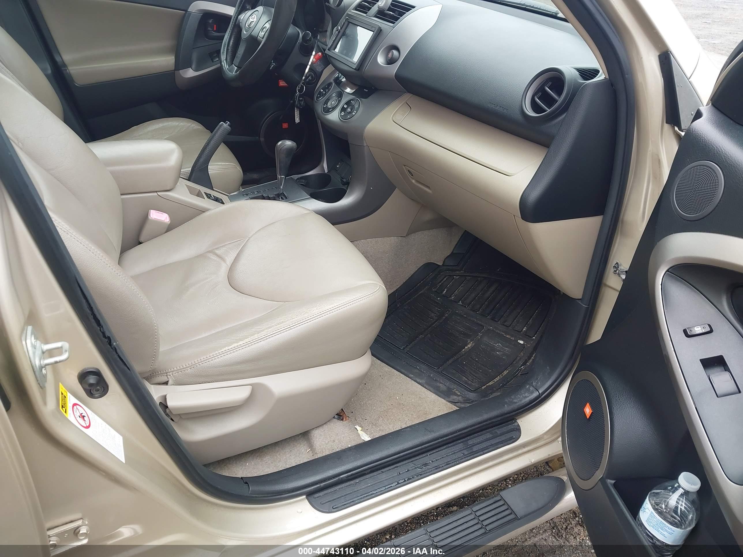 TOYOTA RAV4 image 5