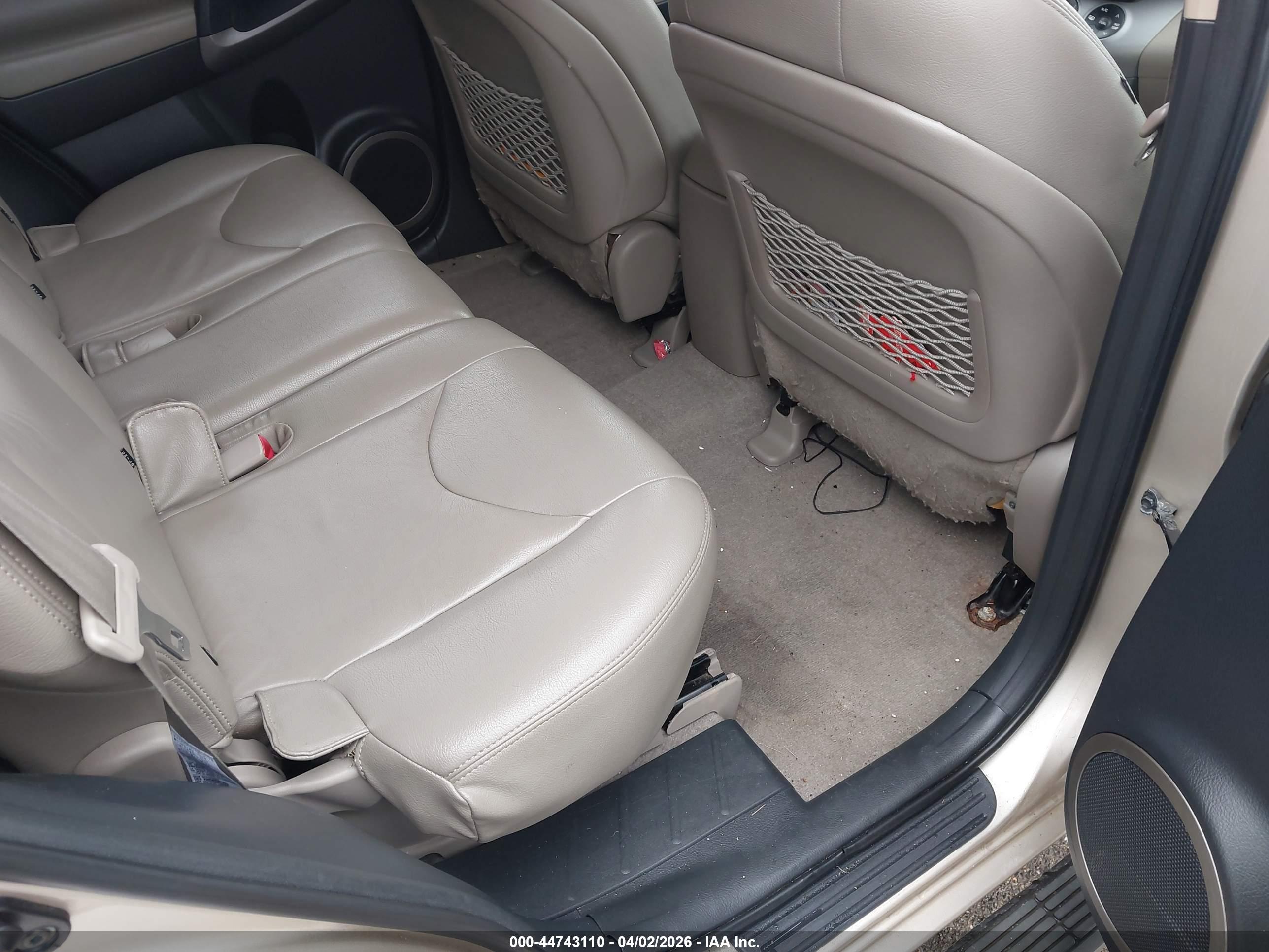 TOYOTA RAV4 image 8