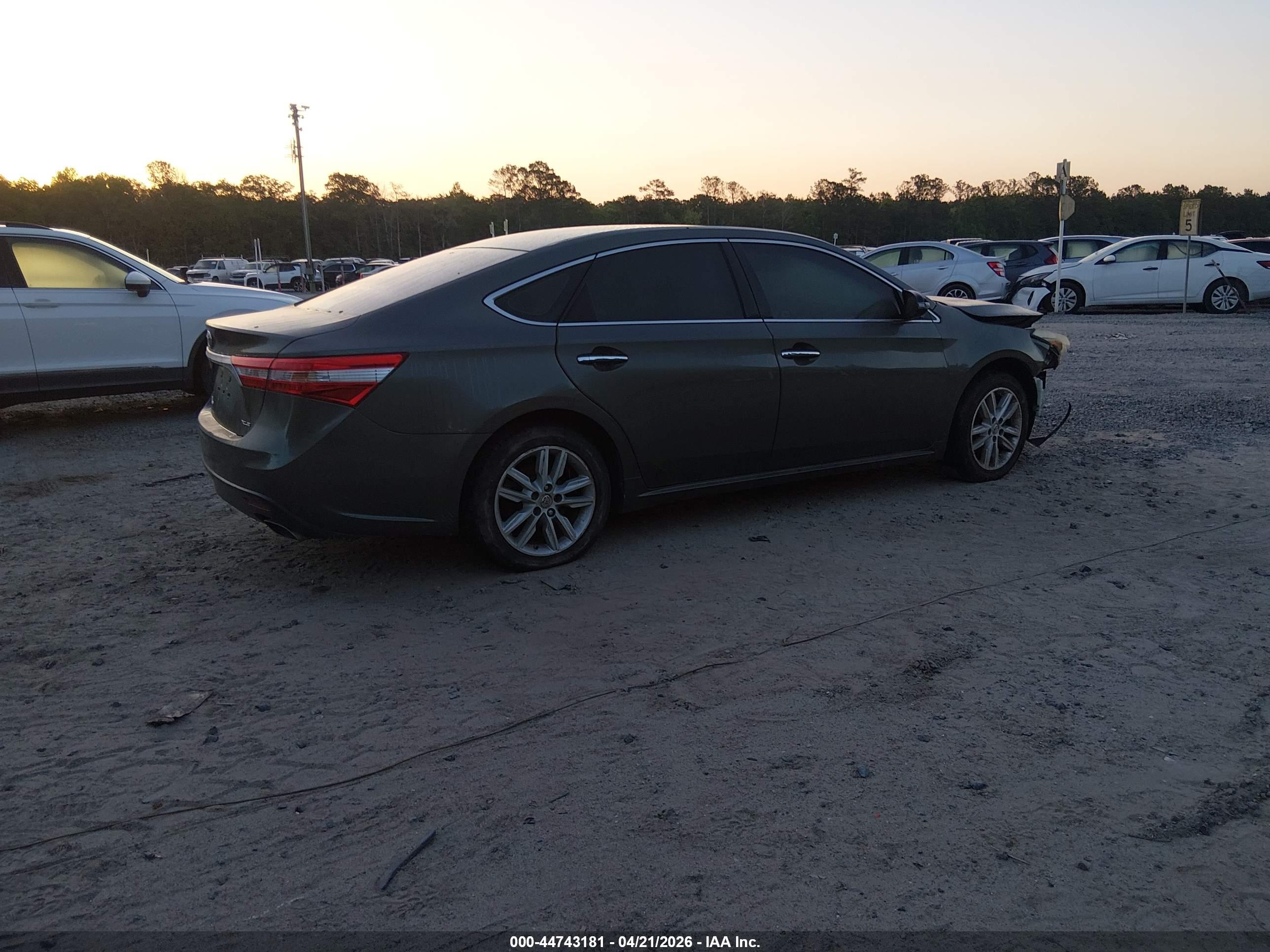 TOYOTA AVALON image 4