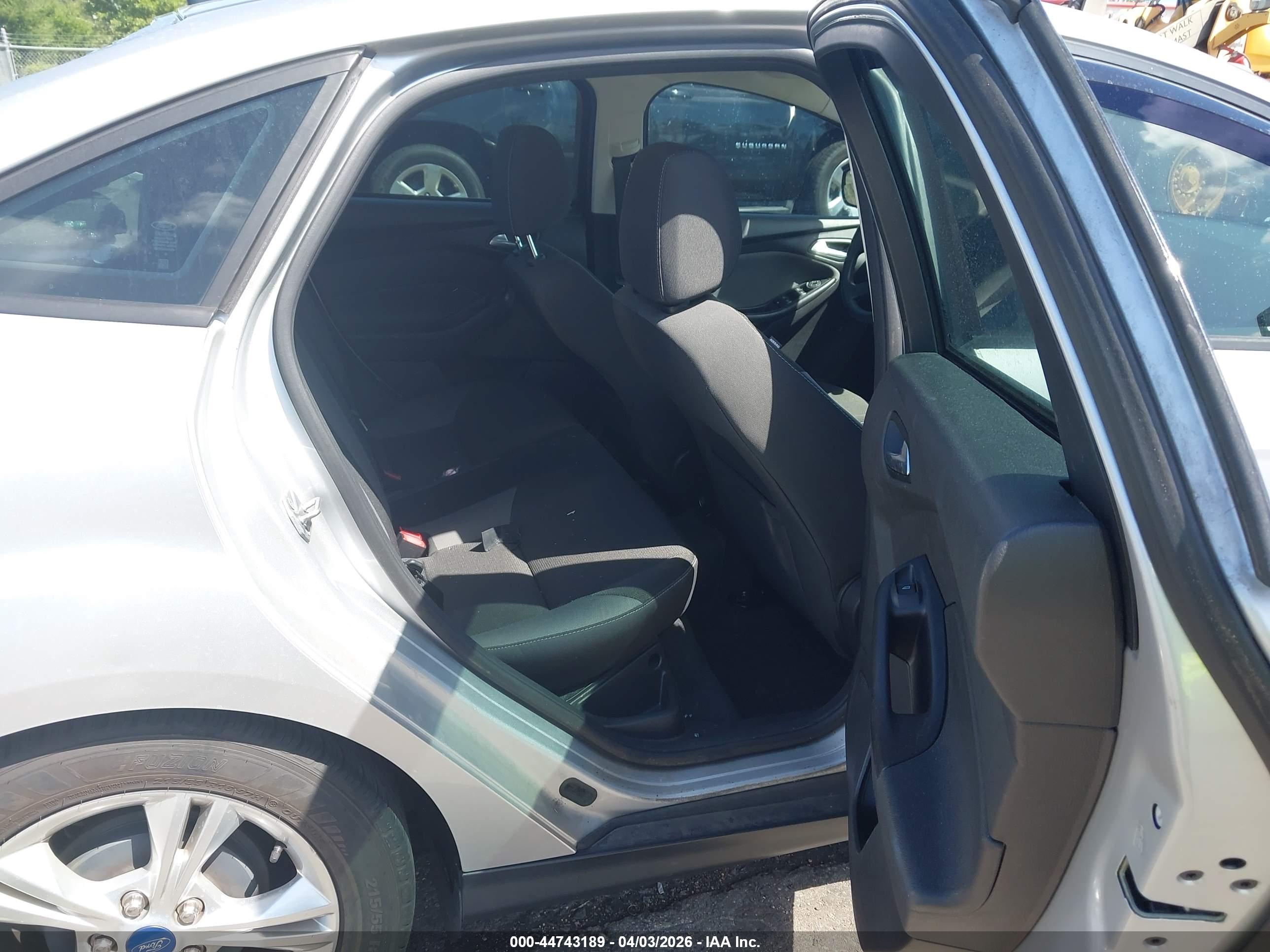 FORD FOCUS image 8