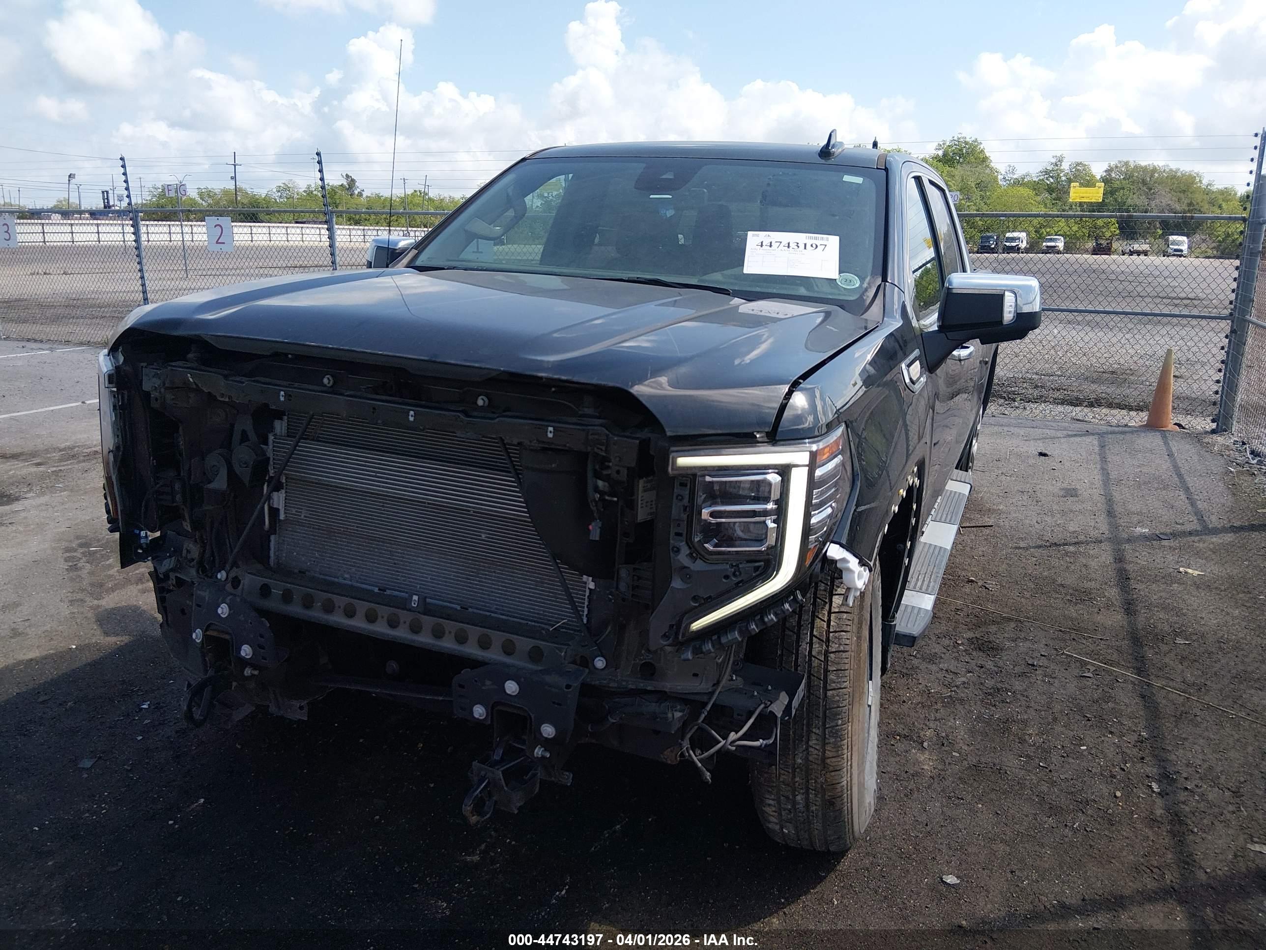 GMC SIERRA image 2