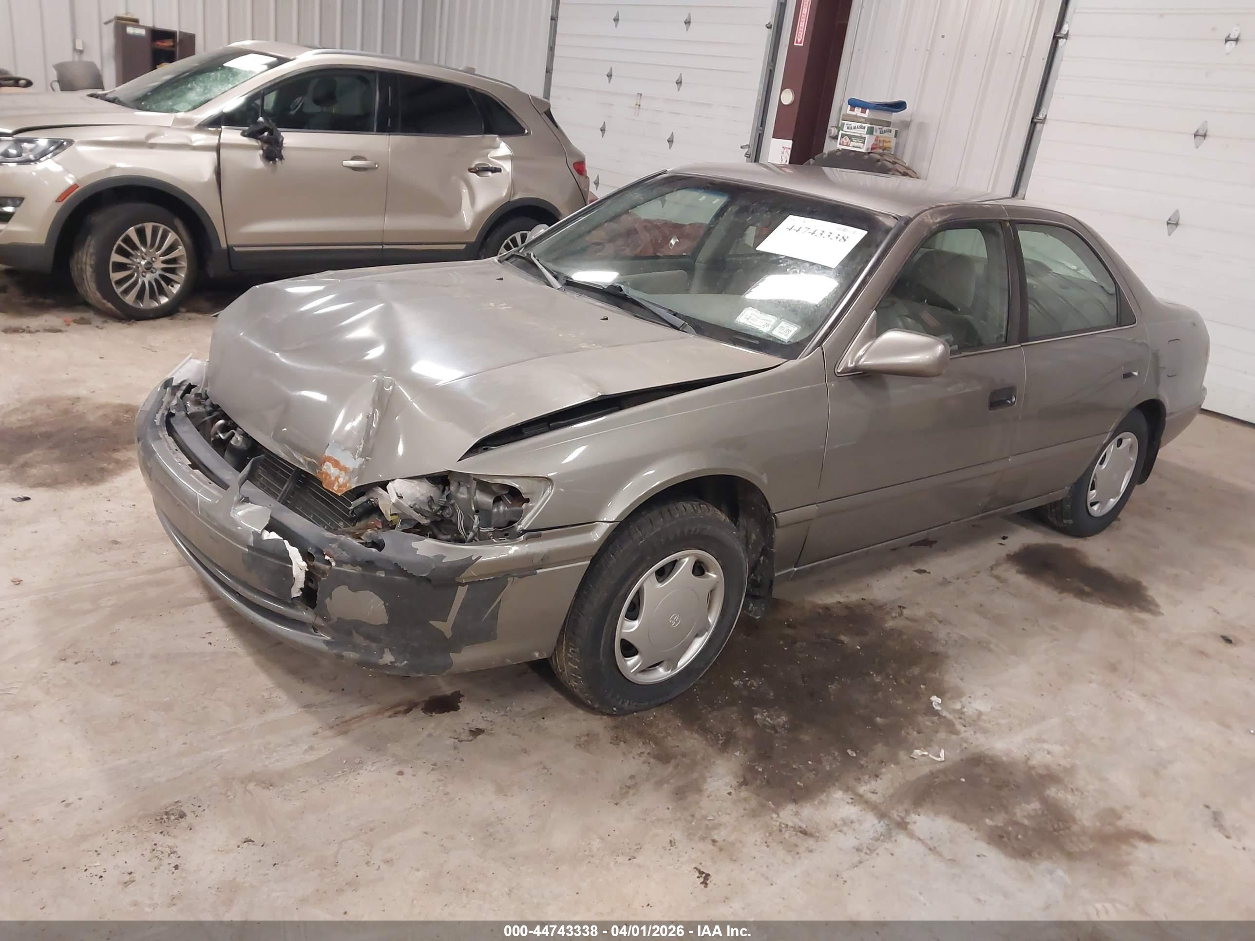 TOYOTA CAMRY image 2