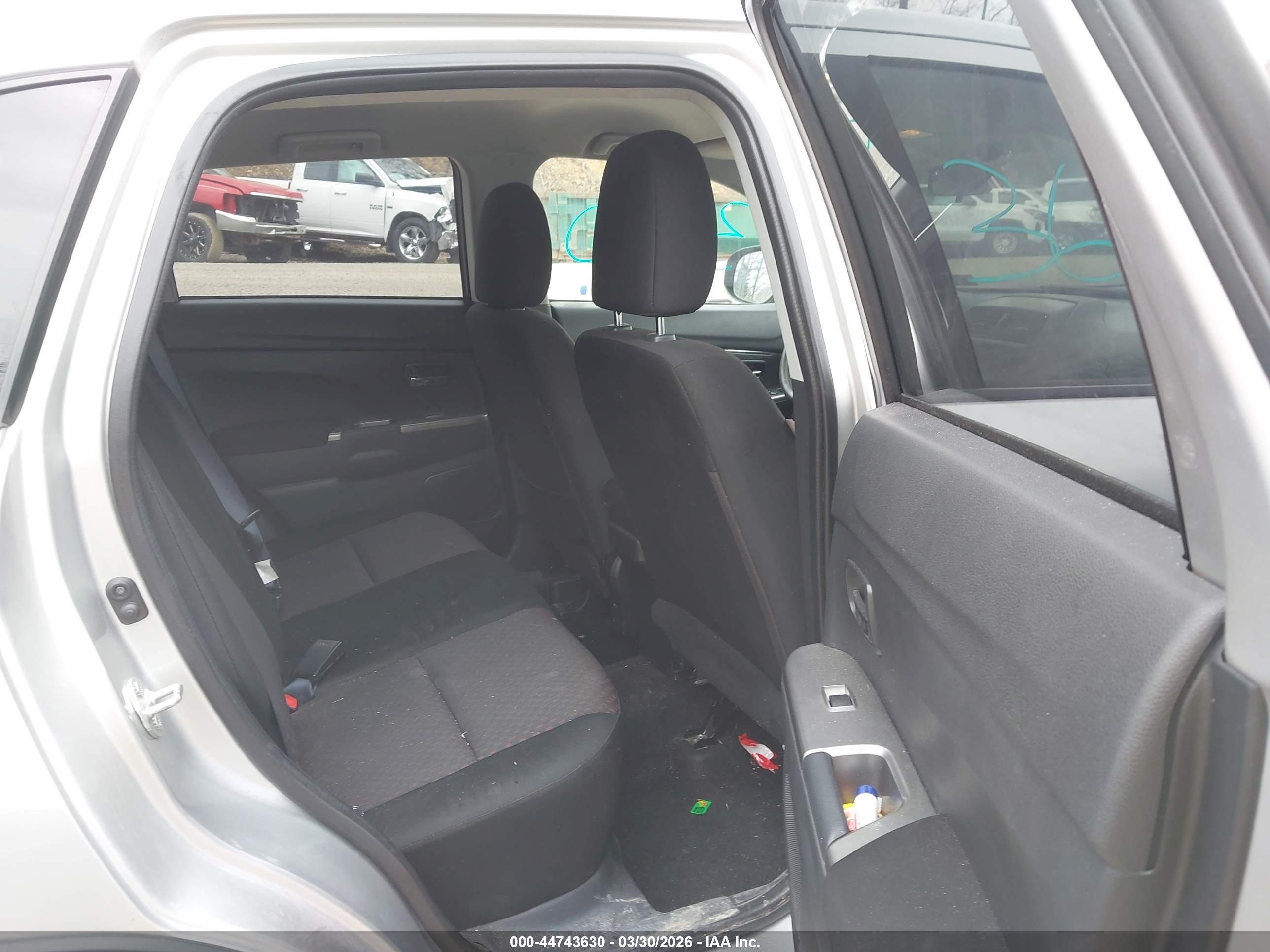 MITSUBISHI OUTLANDER image 8
