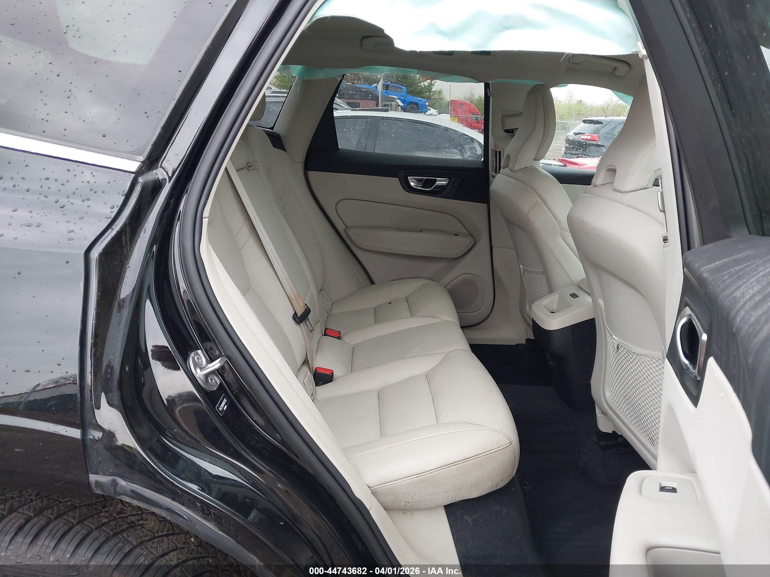 VOLVO XC60 image 8