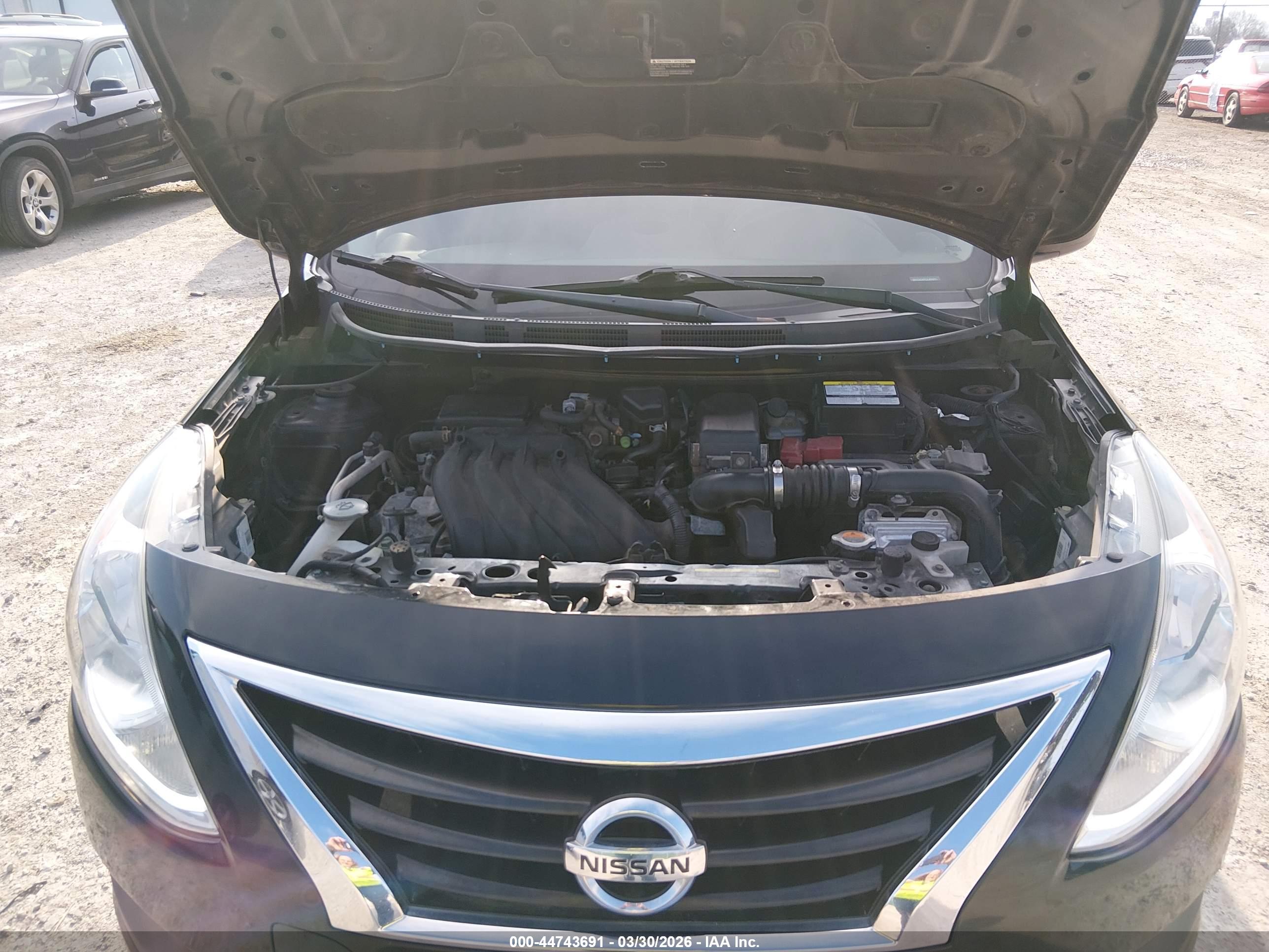 NISSAN VERSA image 10