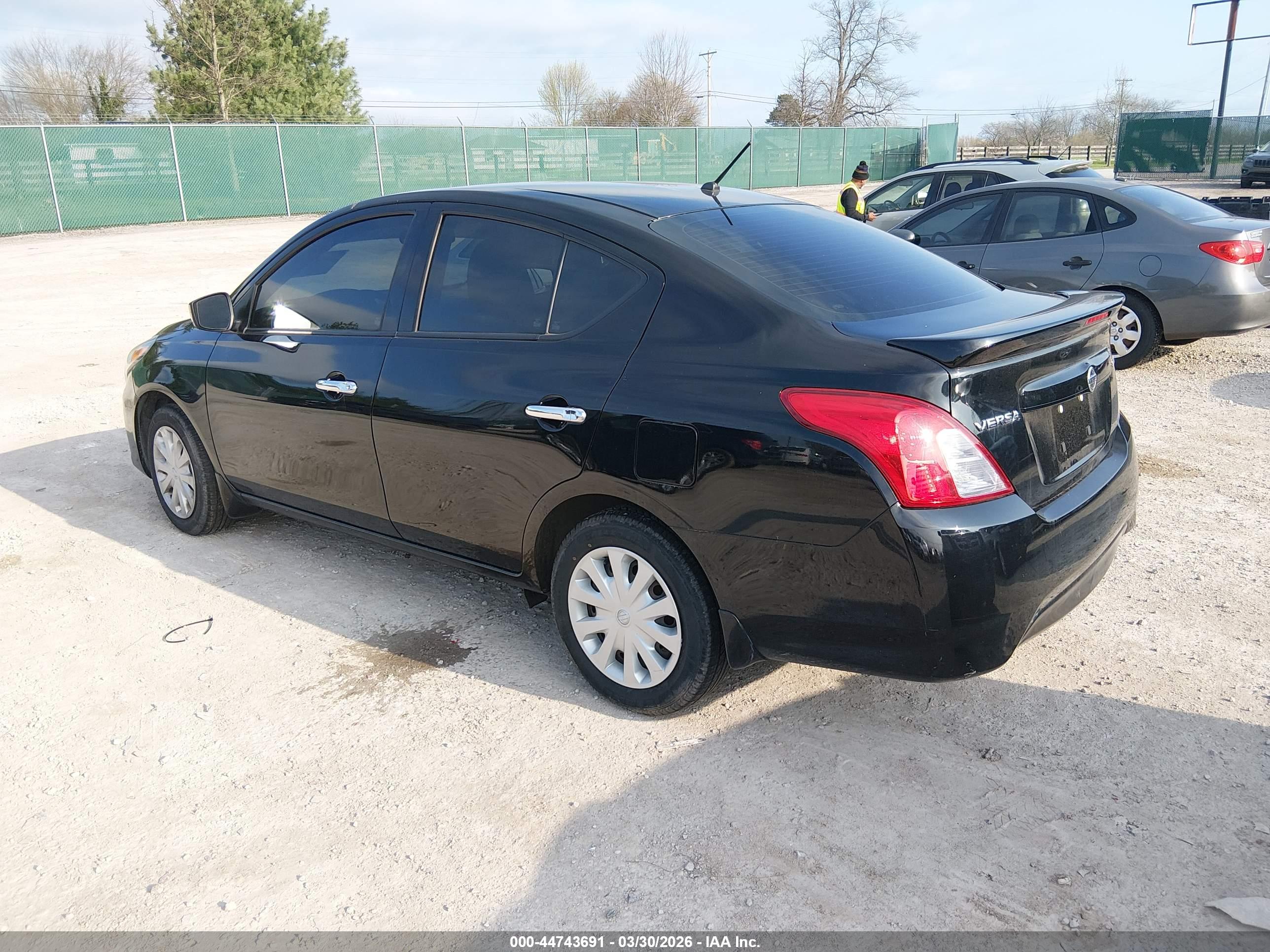 NISSAN VERSA image 3