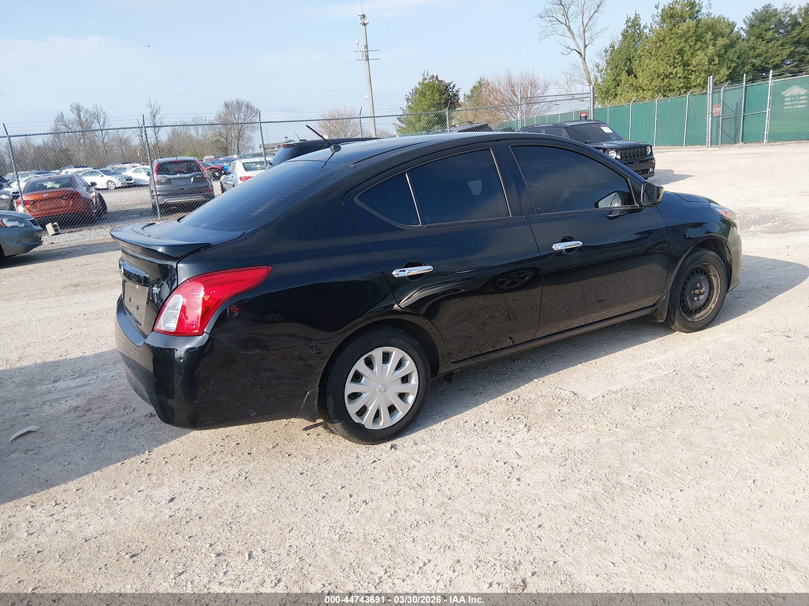 NISSAN VERSA image 4