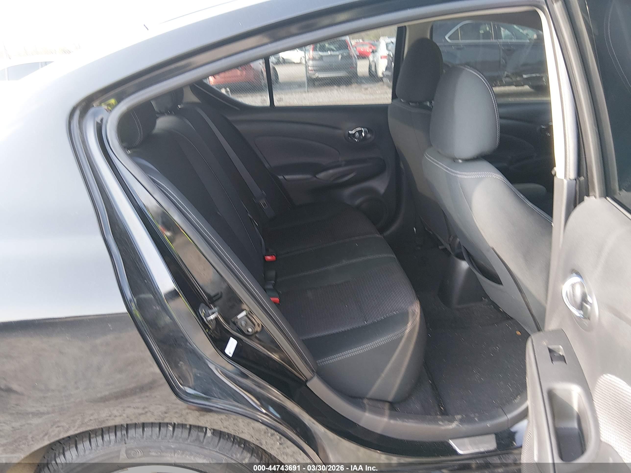 NISSAN VERSA image 8