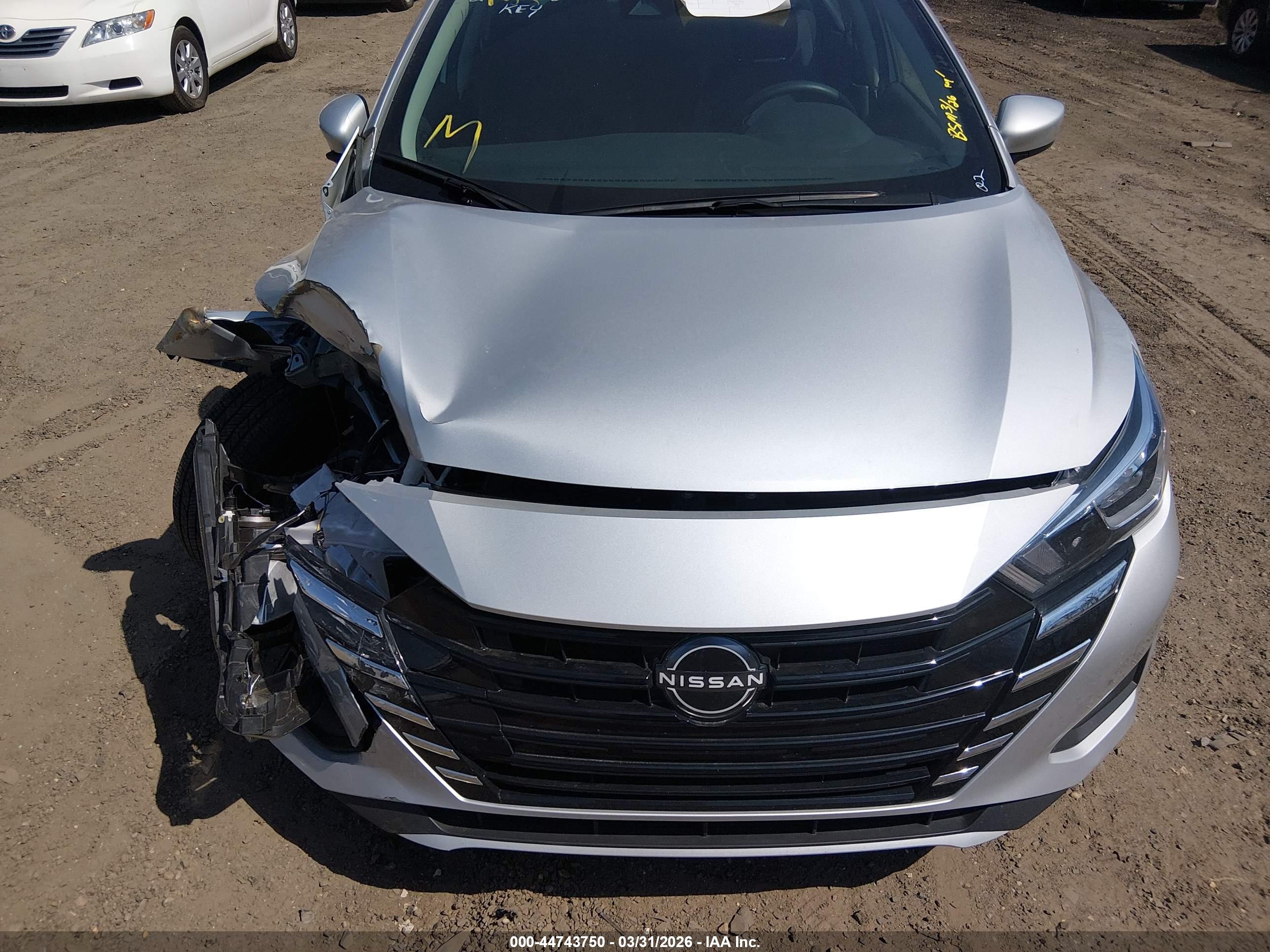 NISSAN VERSA image 10