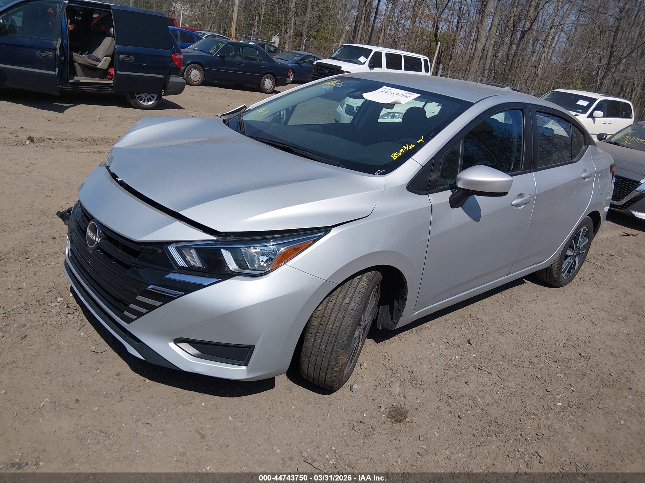 NISSAN VERSA image 2