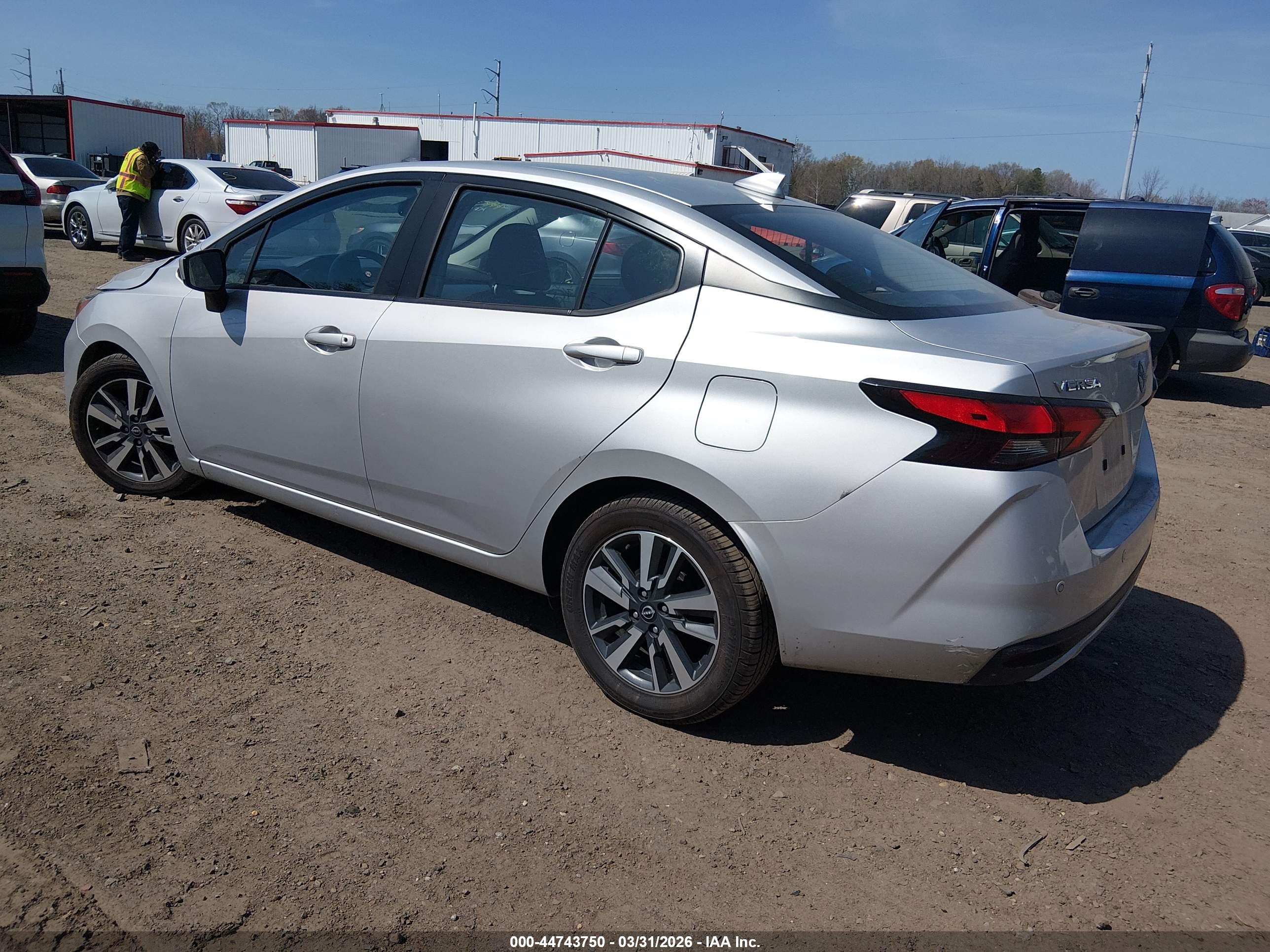 NISSAN VERSA image 3