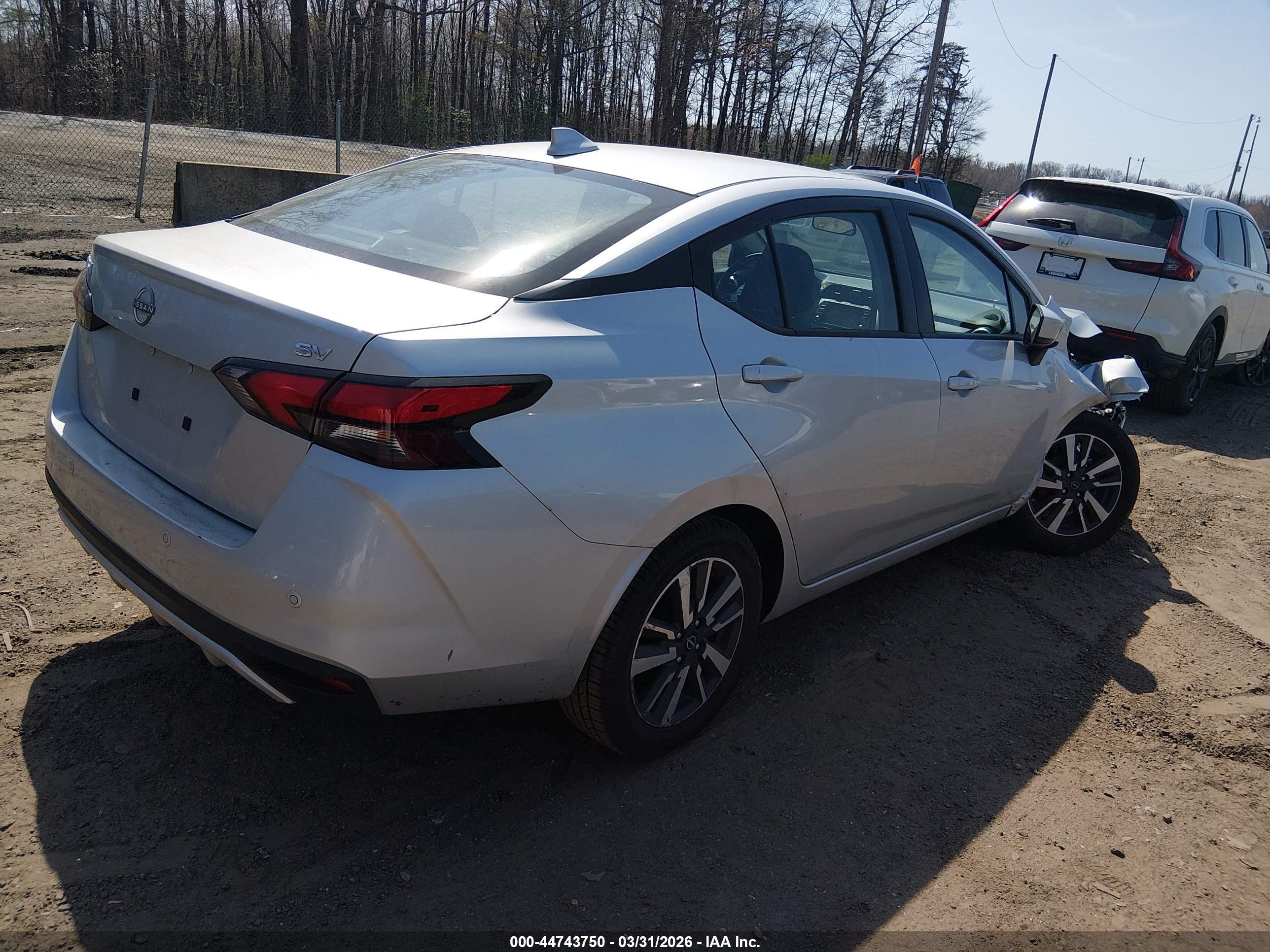 NISSAN VERSA image 4