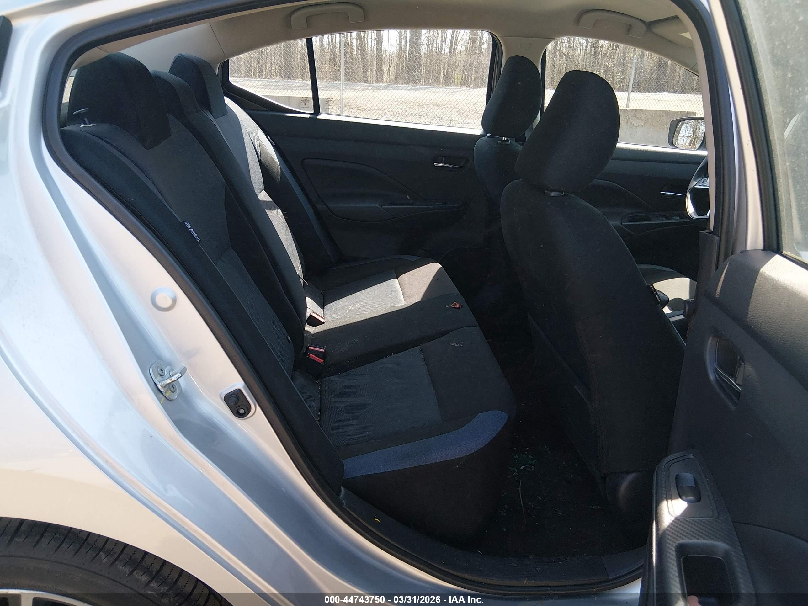 NISSAN VERSA image 8