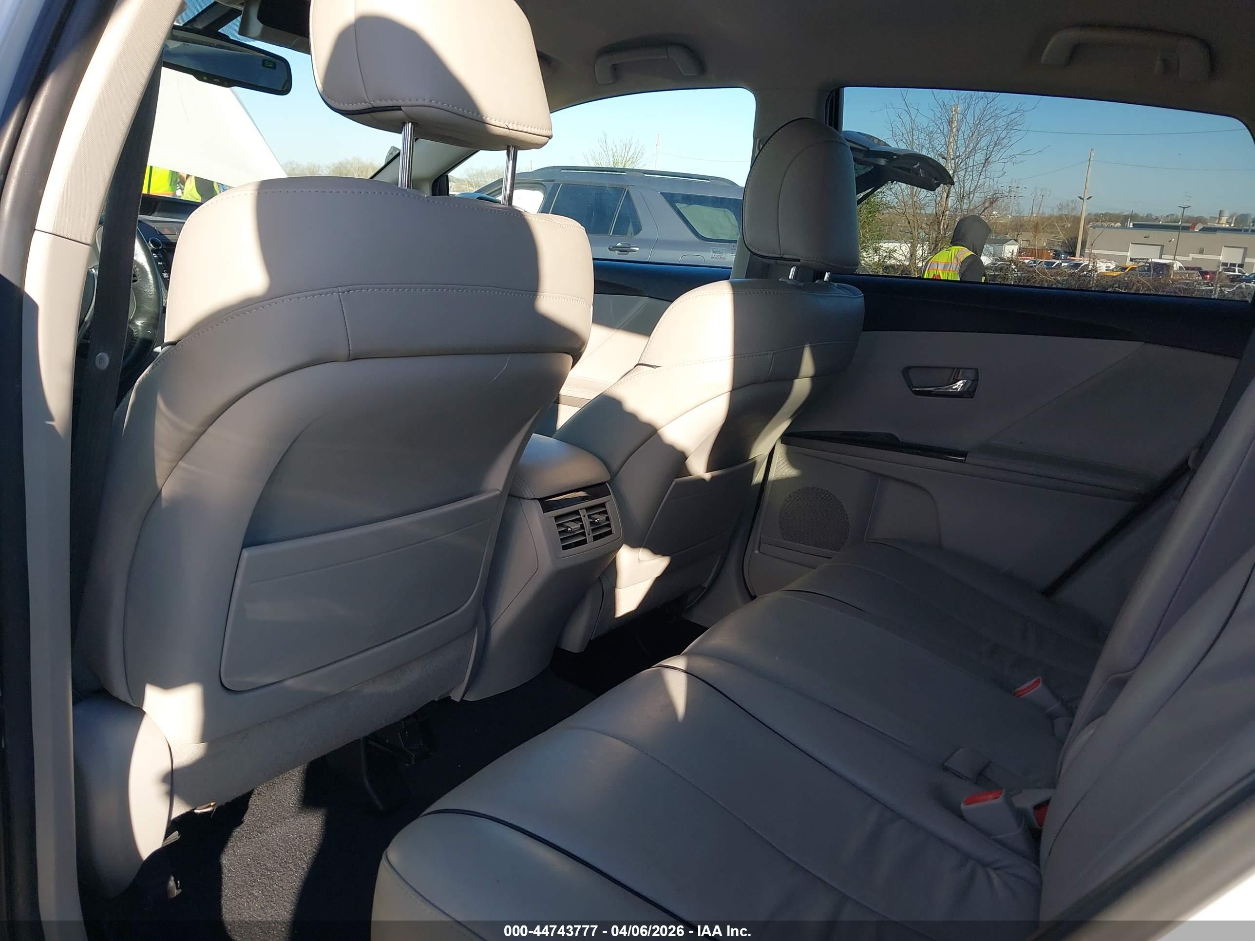 TOYOTA VENZA image 8