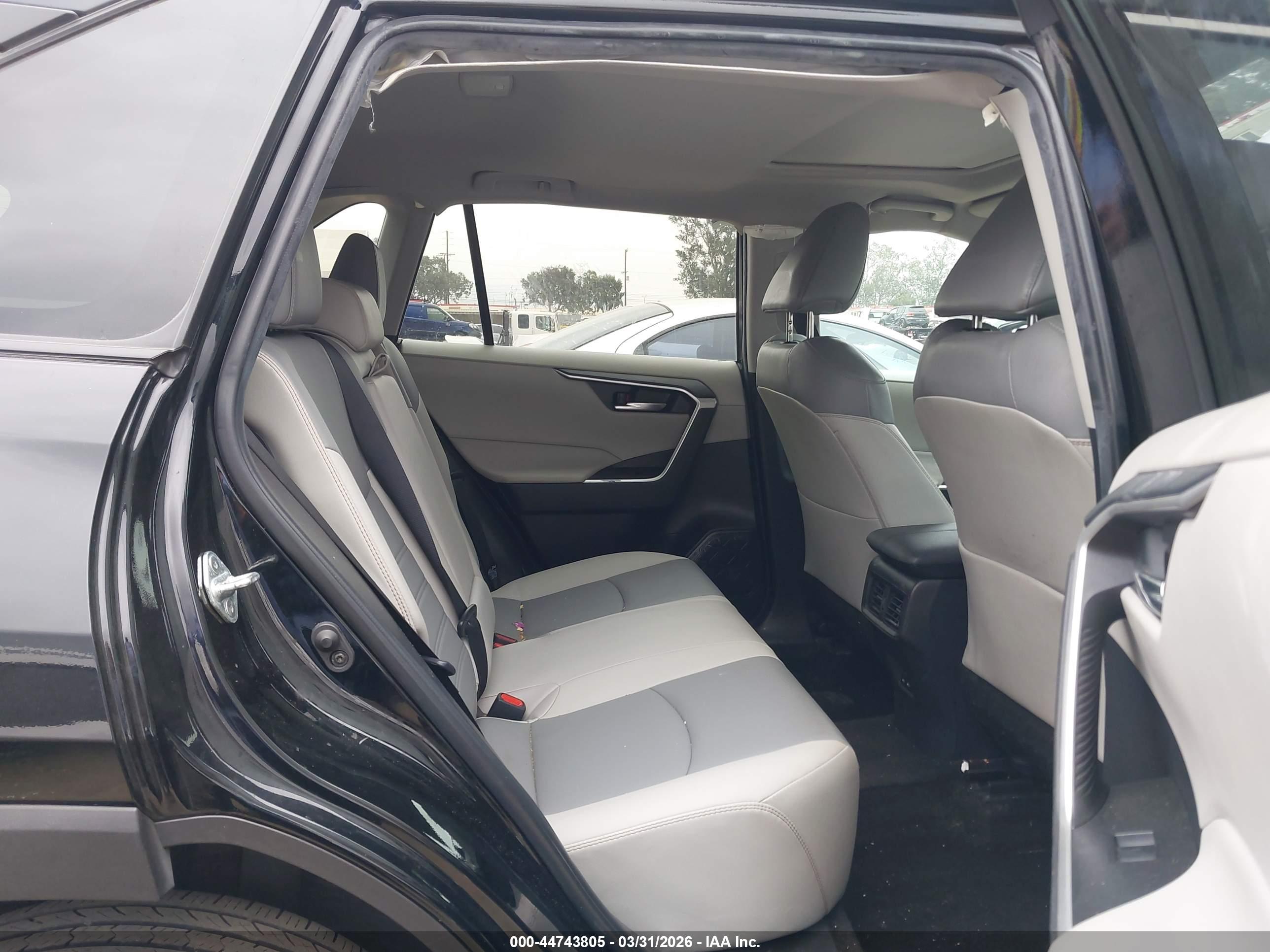 TOYOTA RAV4 image 8