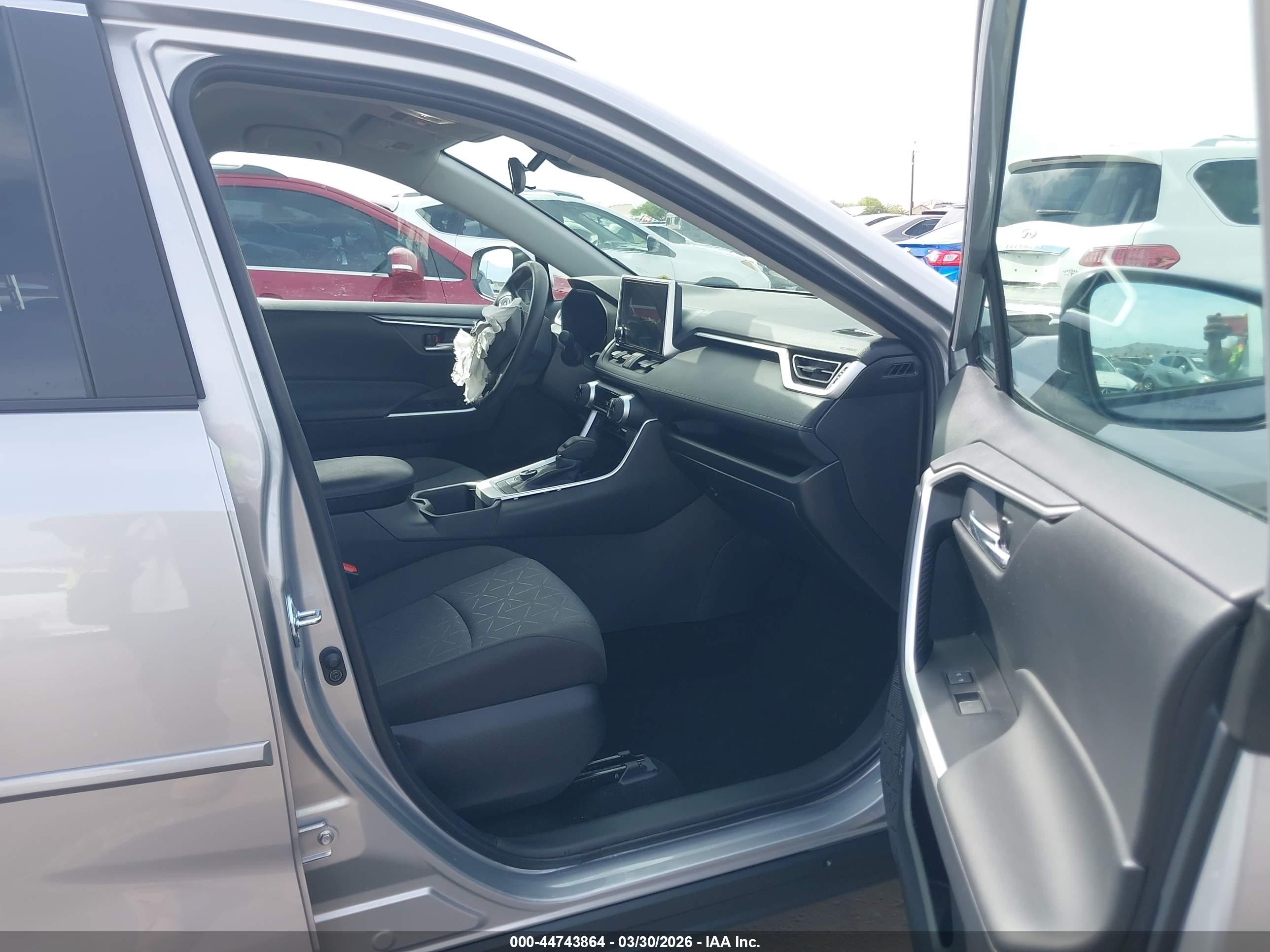 TOYOTA RAV4 image 5