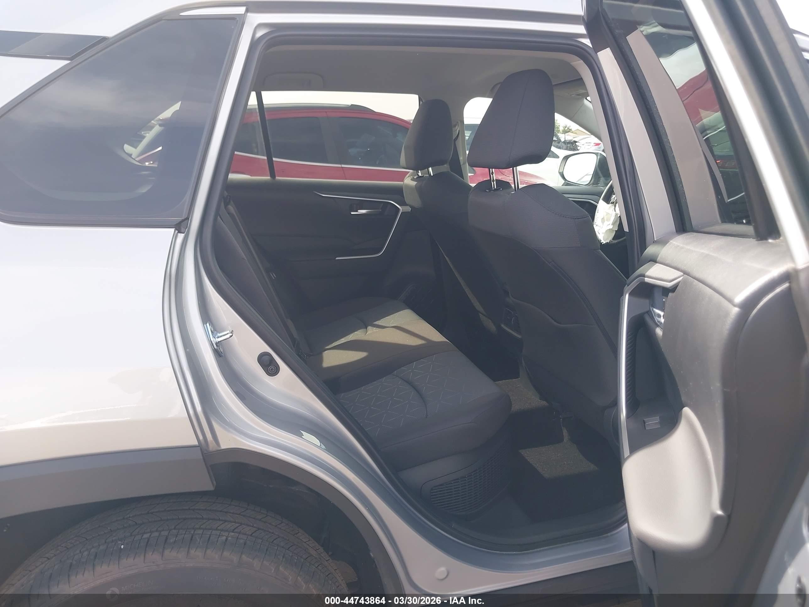 TOYOTA RAV4 image 8