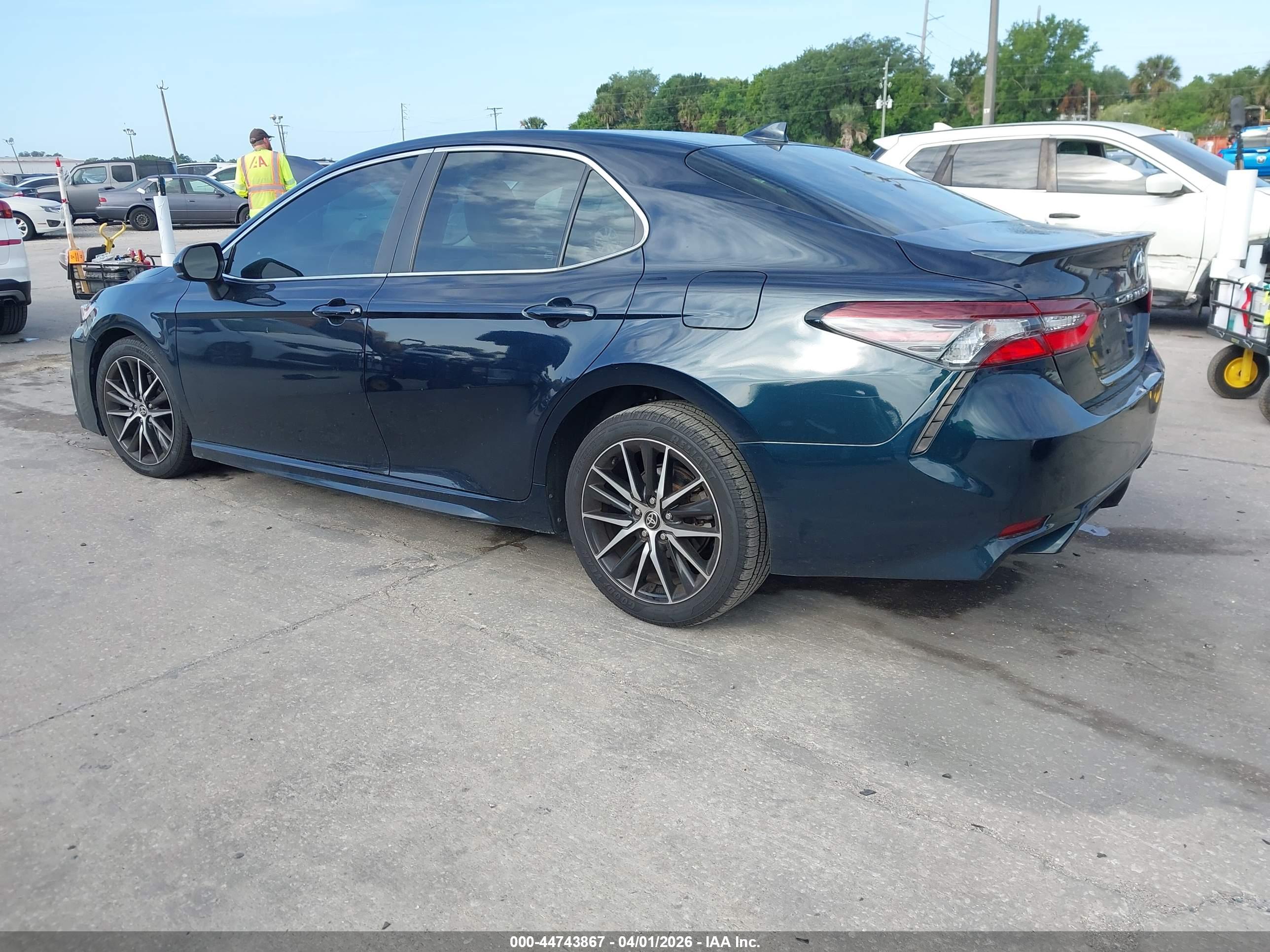 TOYOTA CAMRY image 3