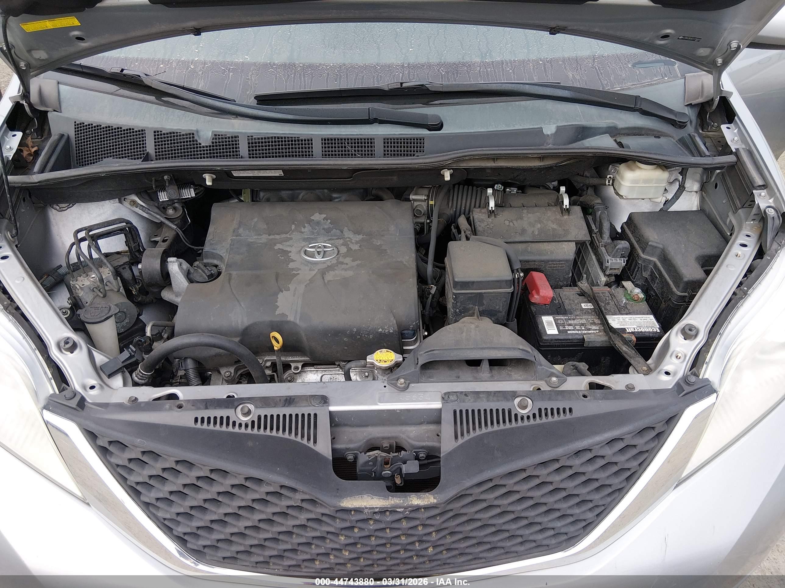 TOYOTA SIENNA image 10