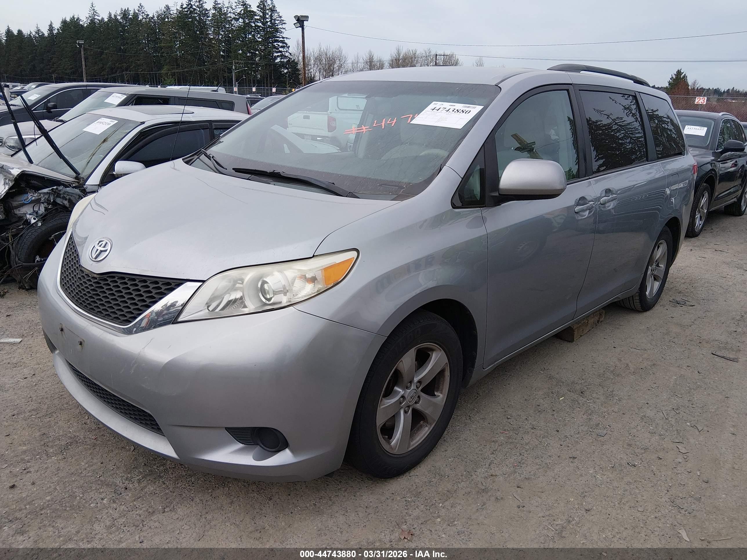 TOYOTA SIENNA image 2