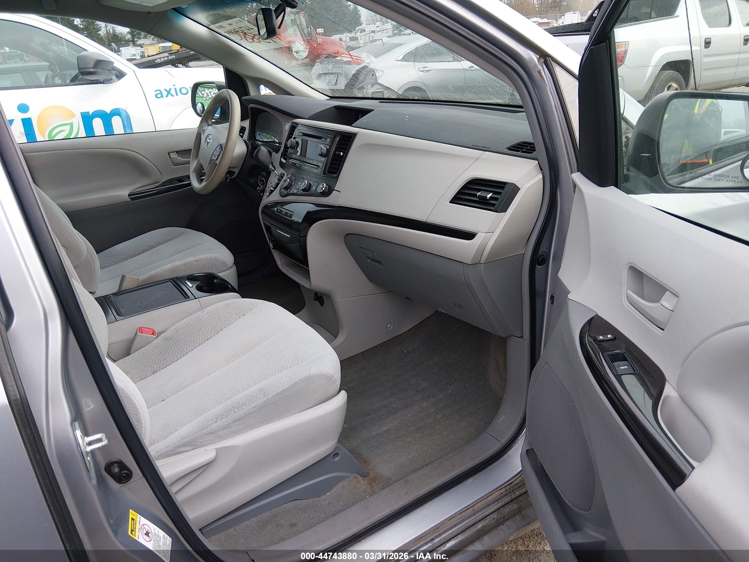 TOYOTA SIENNA image 5