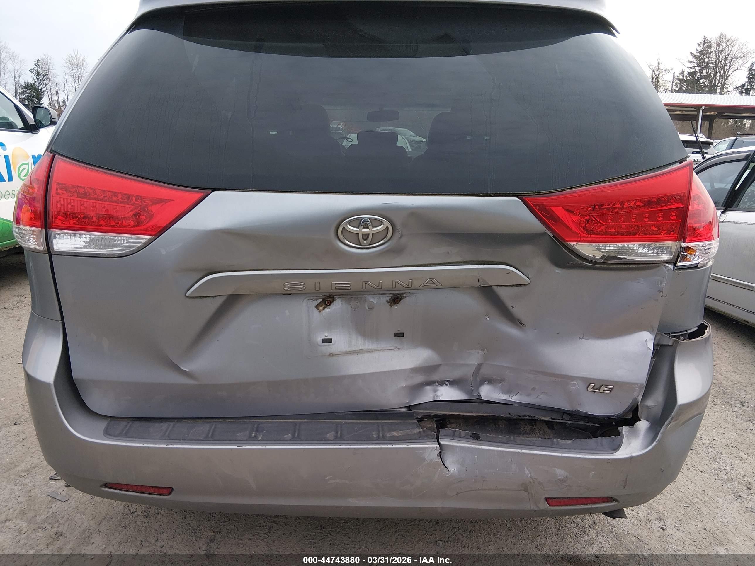TOYOTA SIENNA image 6