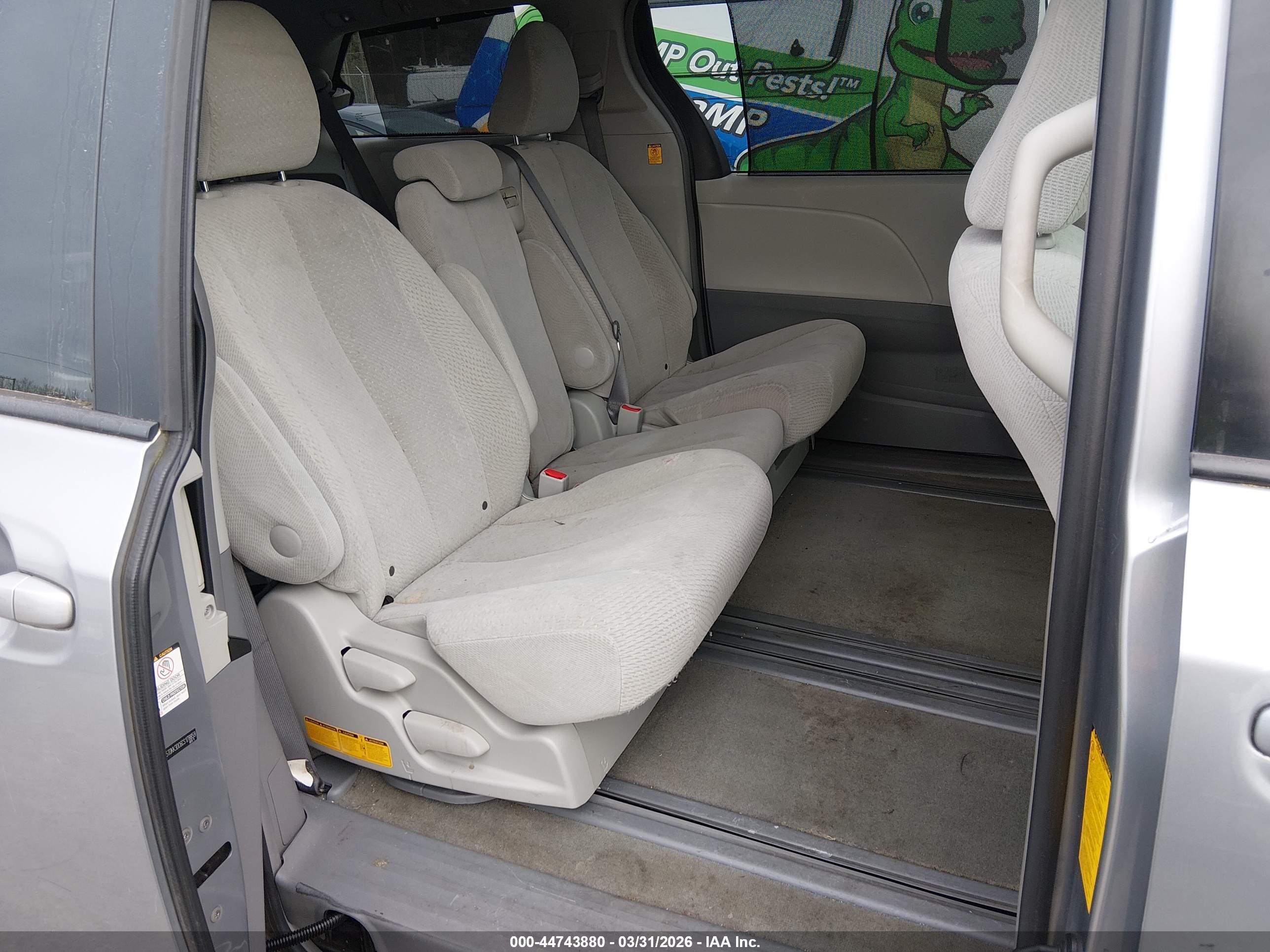 TOYOTA SIENNA image 8