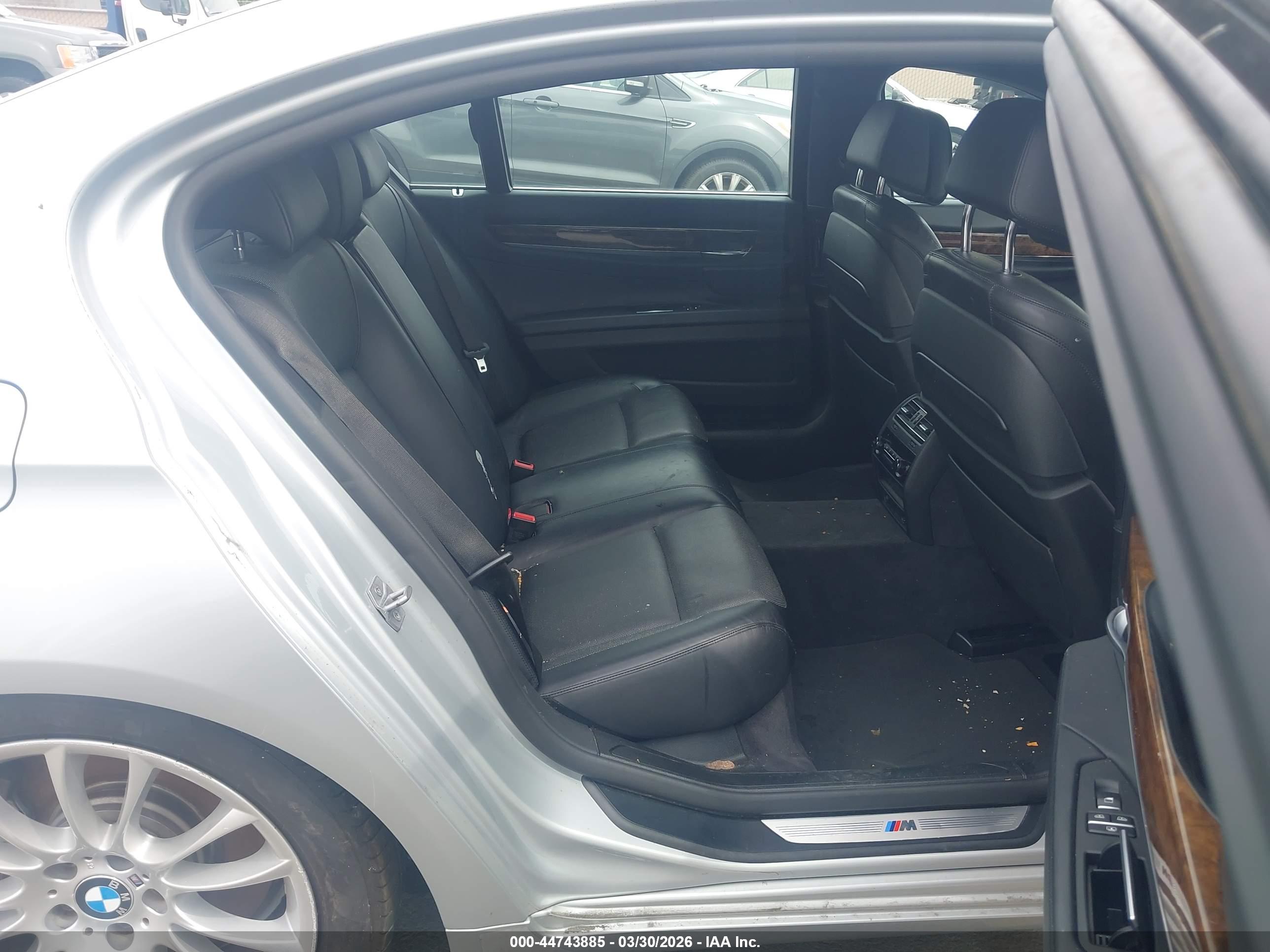 BMW 750 image 8