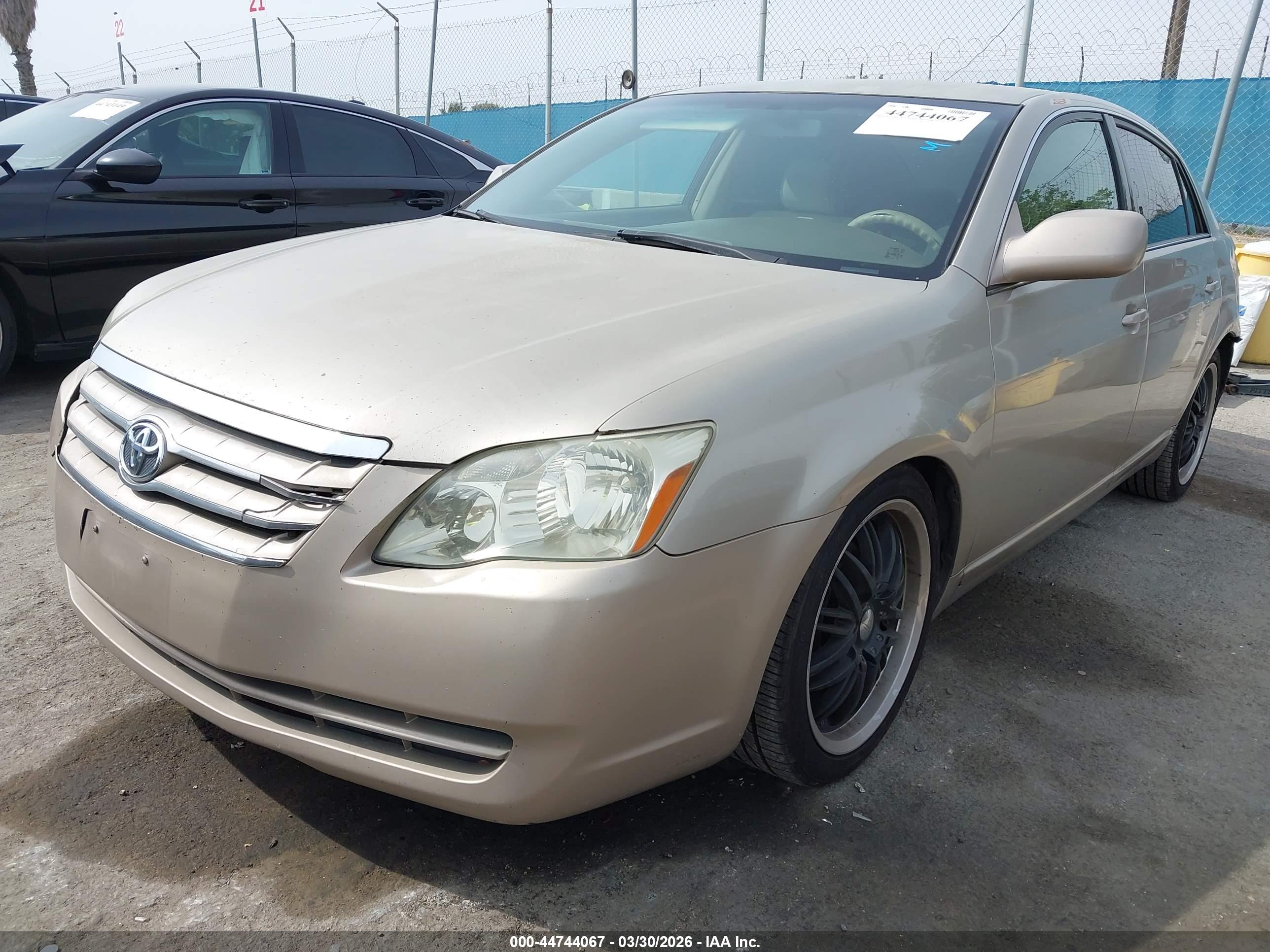 TOYOTA AVALON image 2