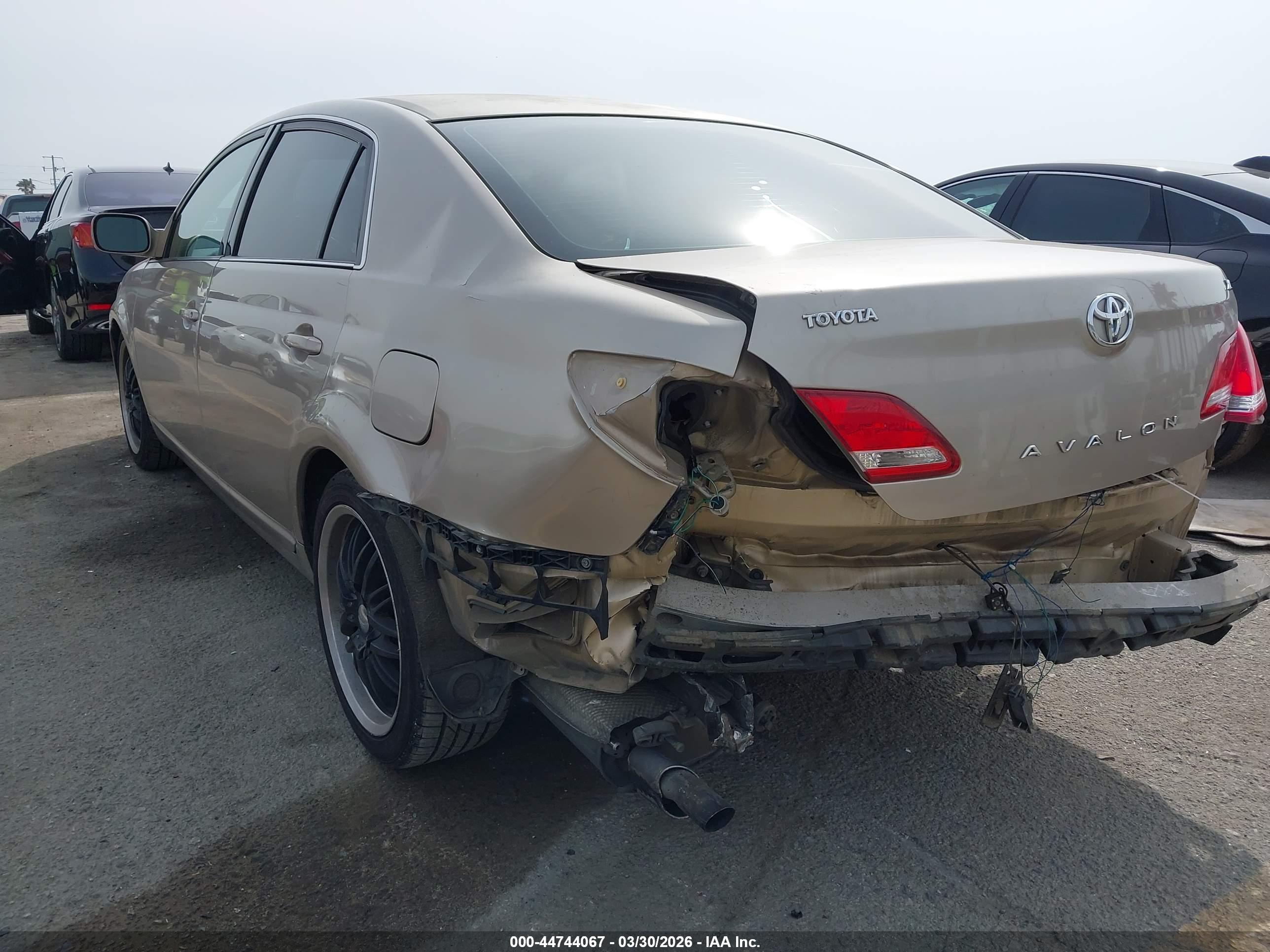 TOYOTA AVALON image 3