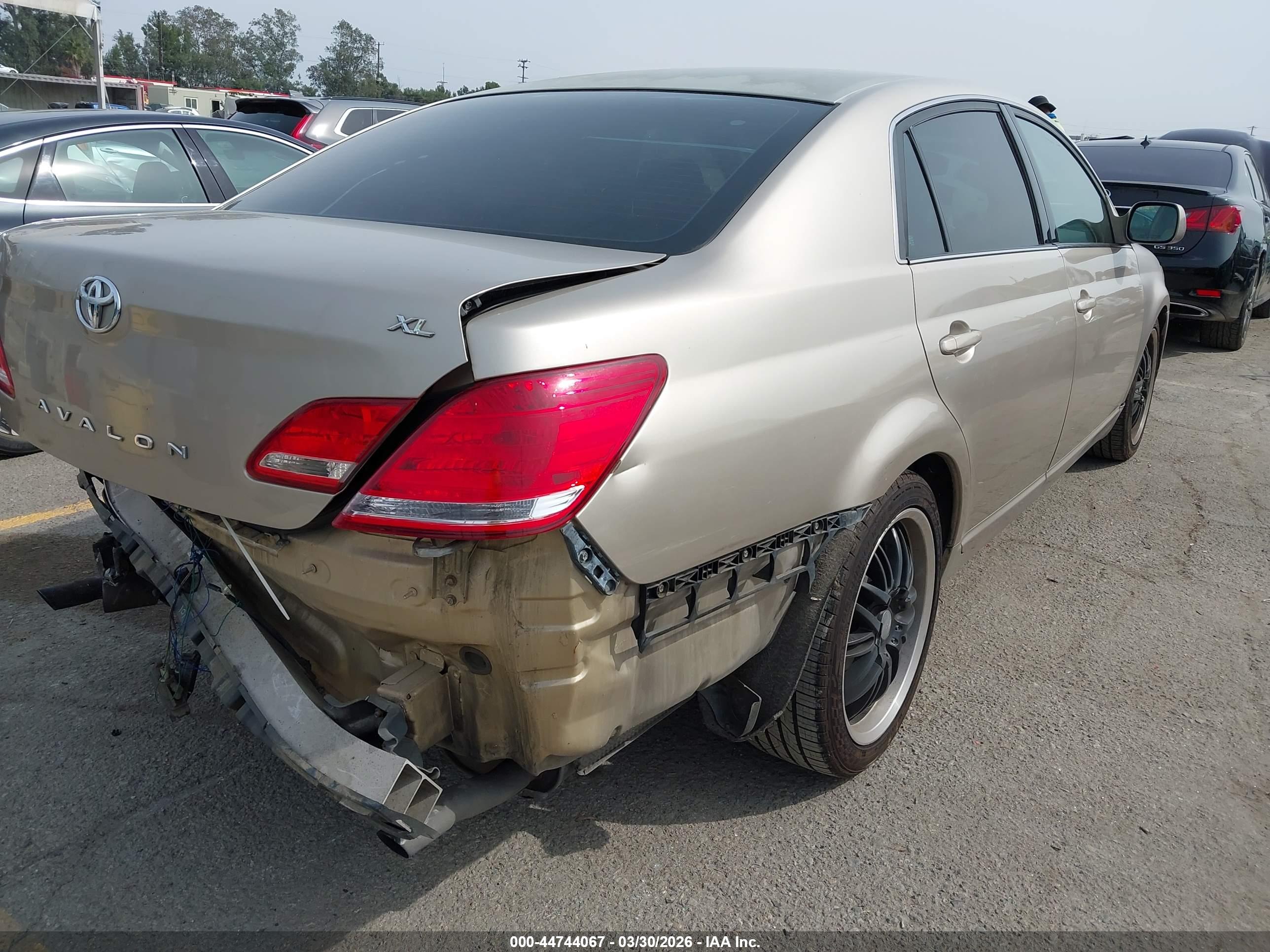 TOYOTA AVALON image 4