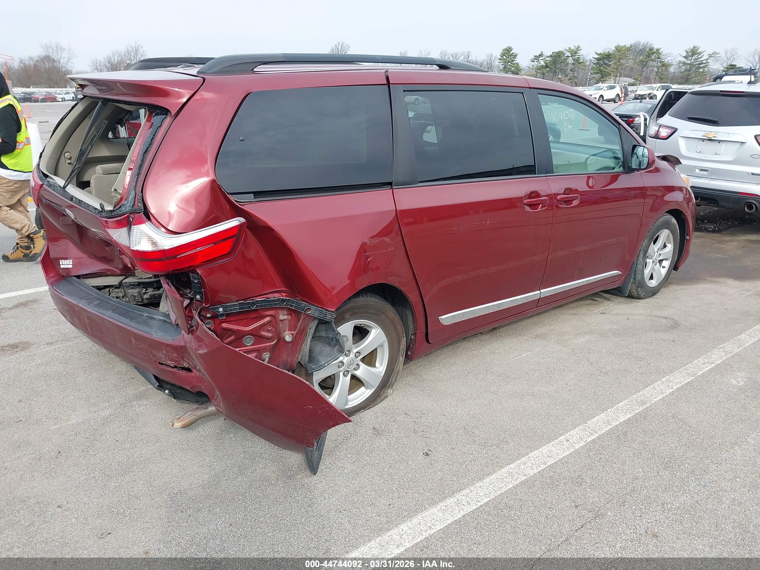 TOYOTA SIENNA image 4