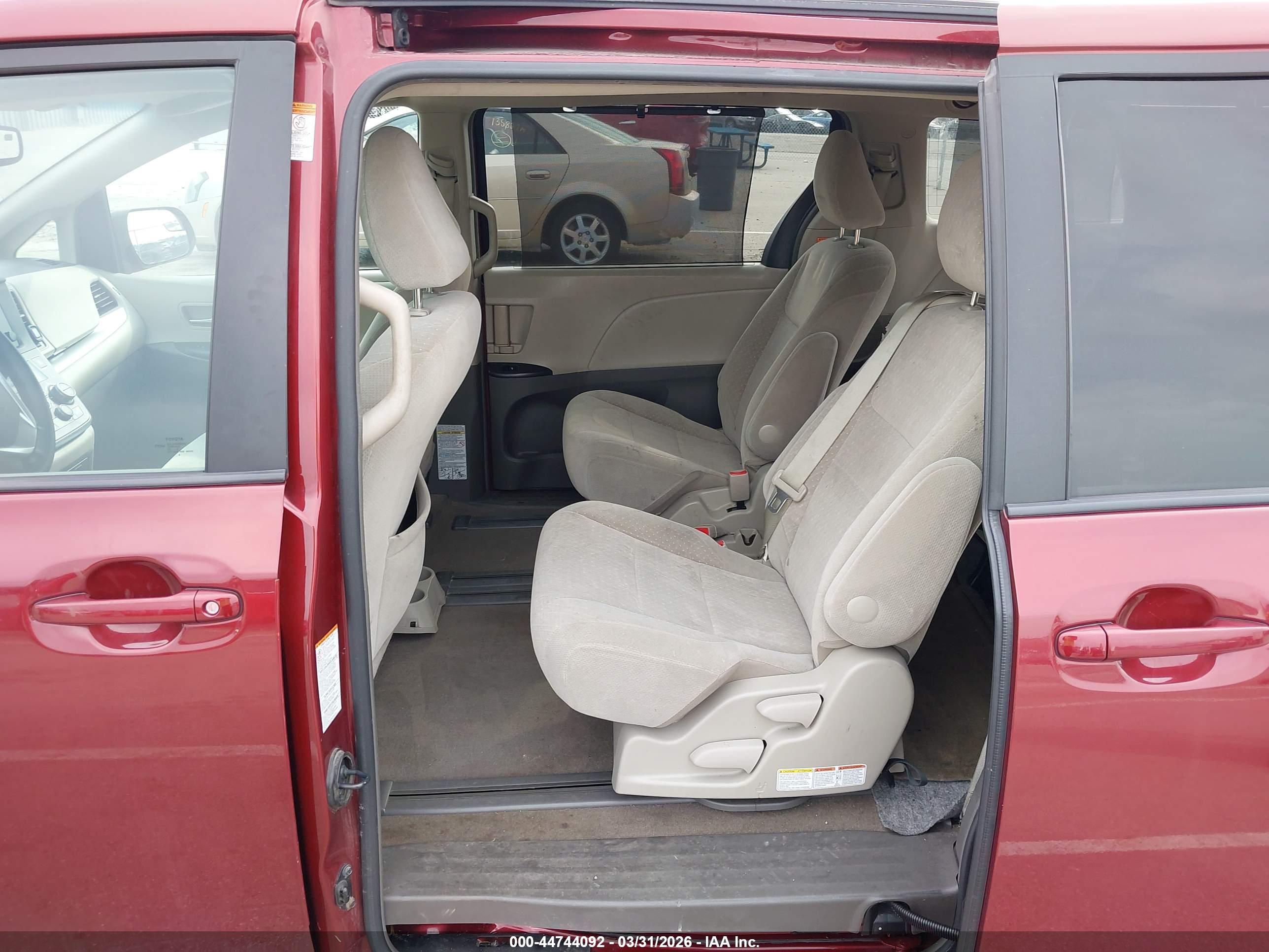 TOYOTA SIENNA image 8