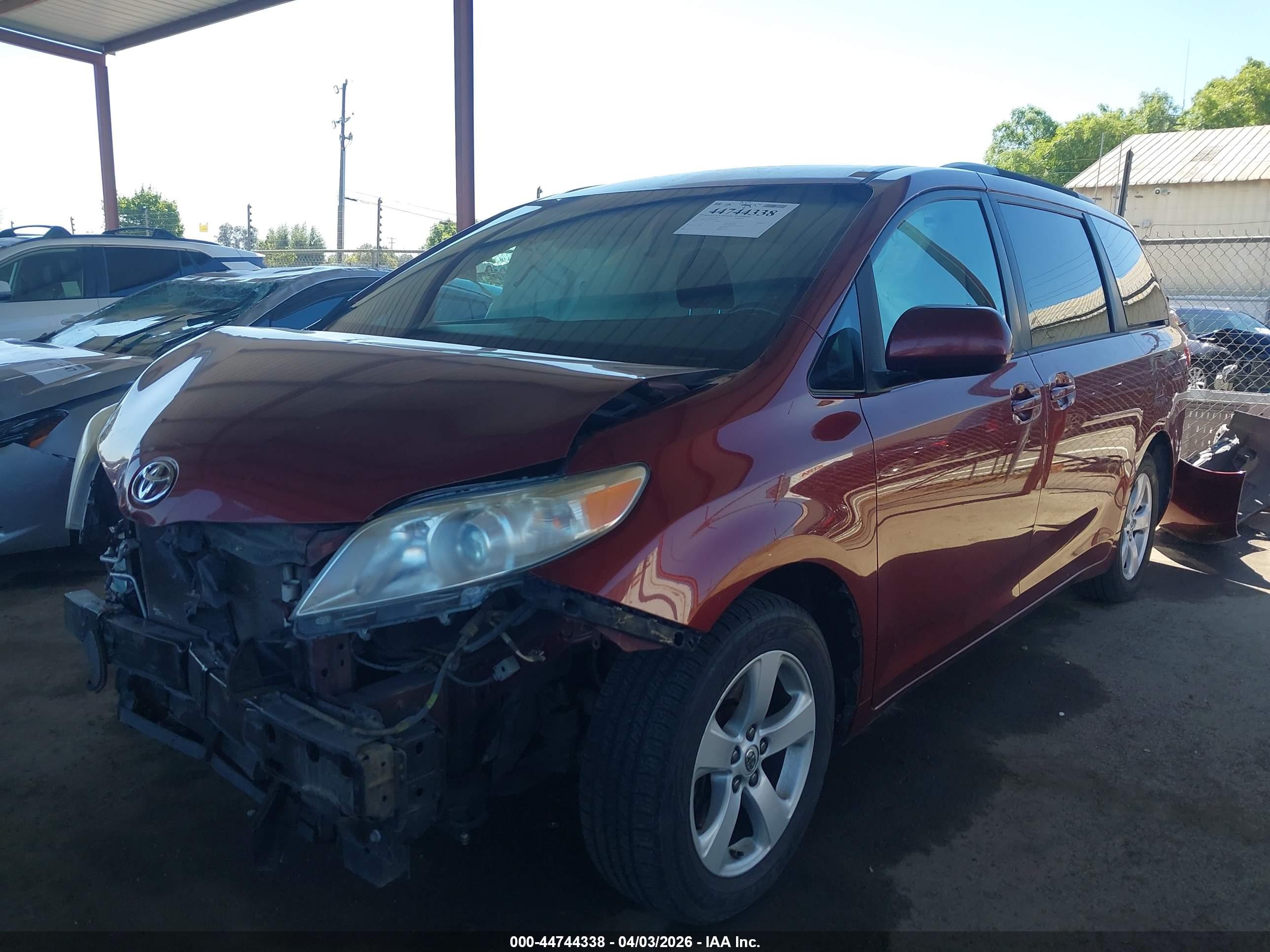 TOYOTA SIENNA image 2
