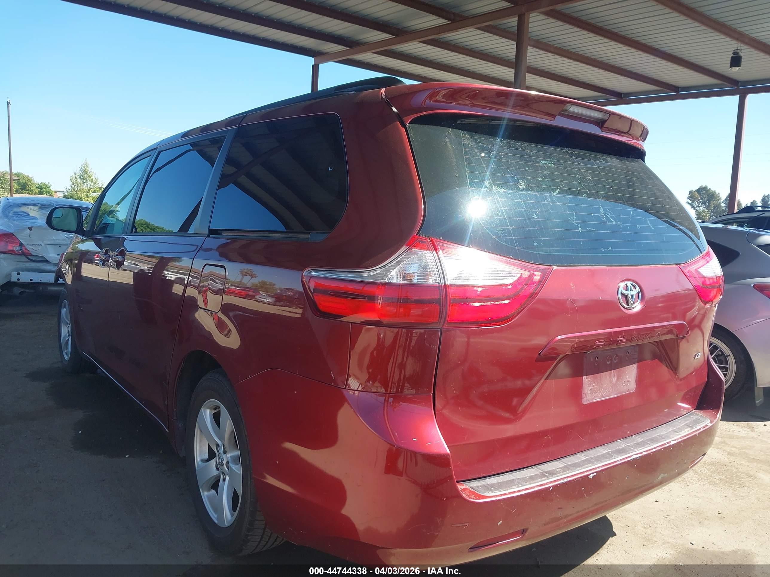 TOYOTA SIENNA image 3