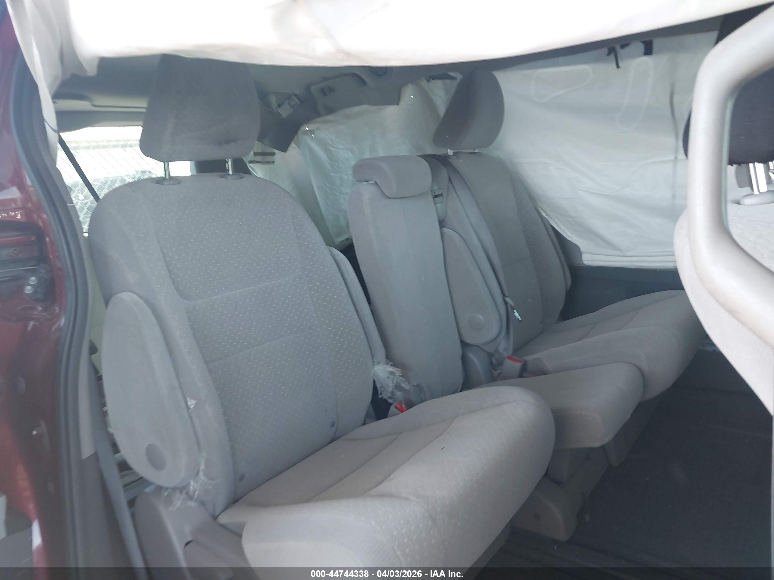 TOYOTA SIENNA image 8