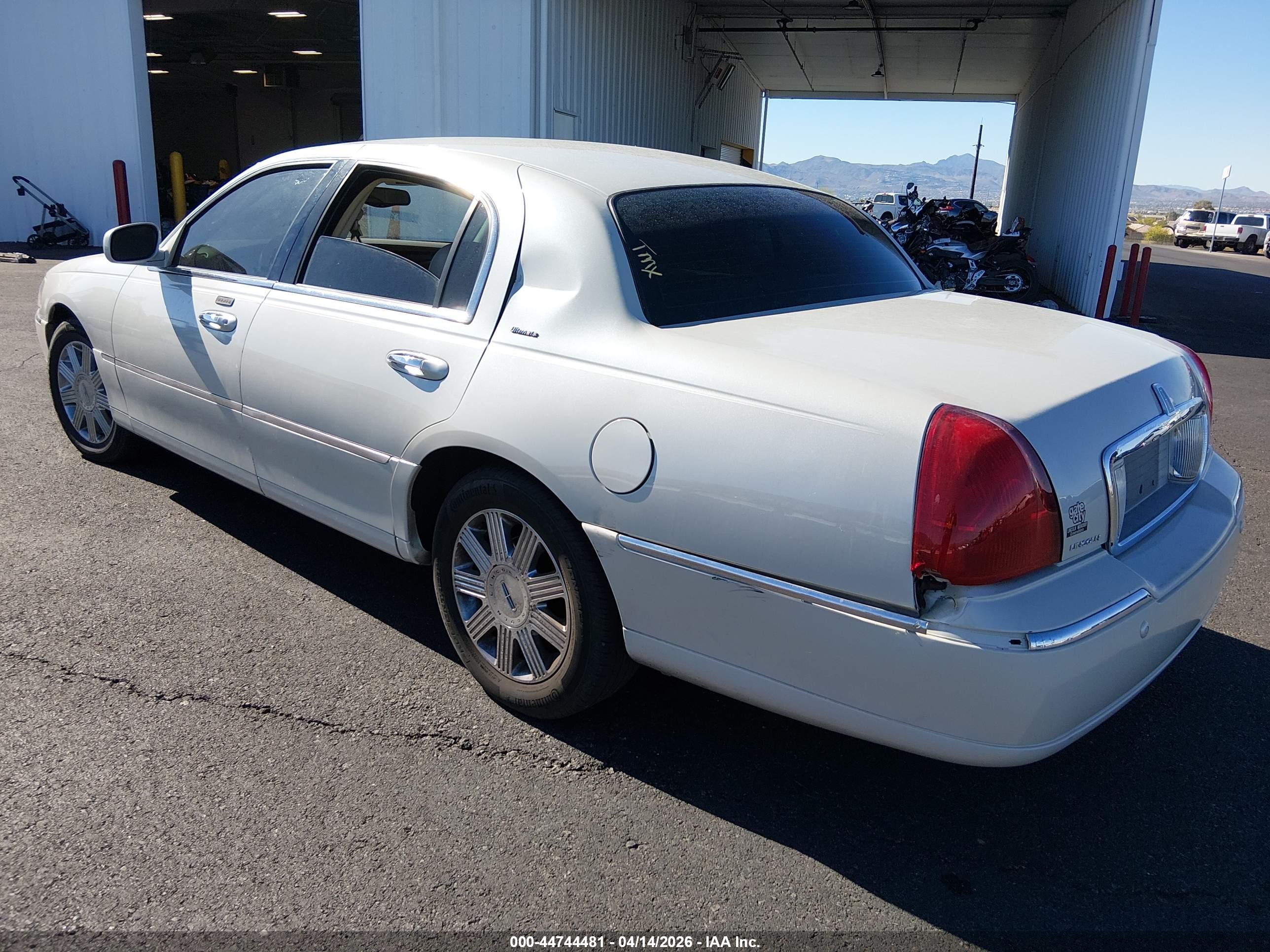 LINCOLN TOWN image 3