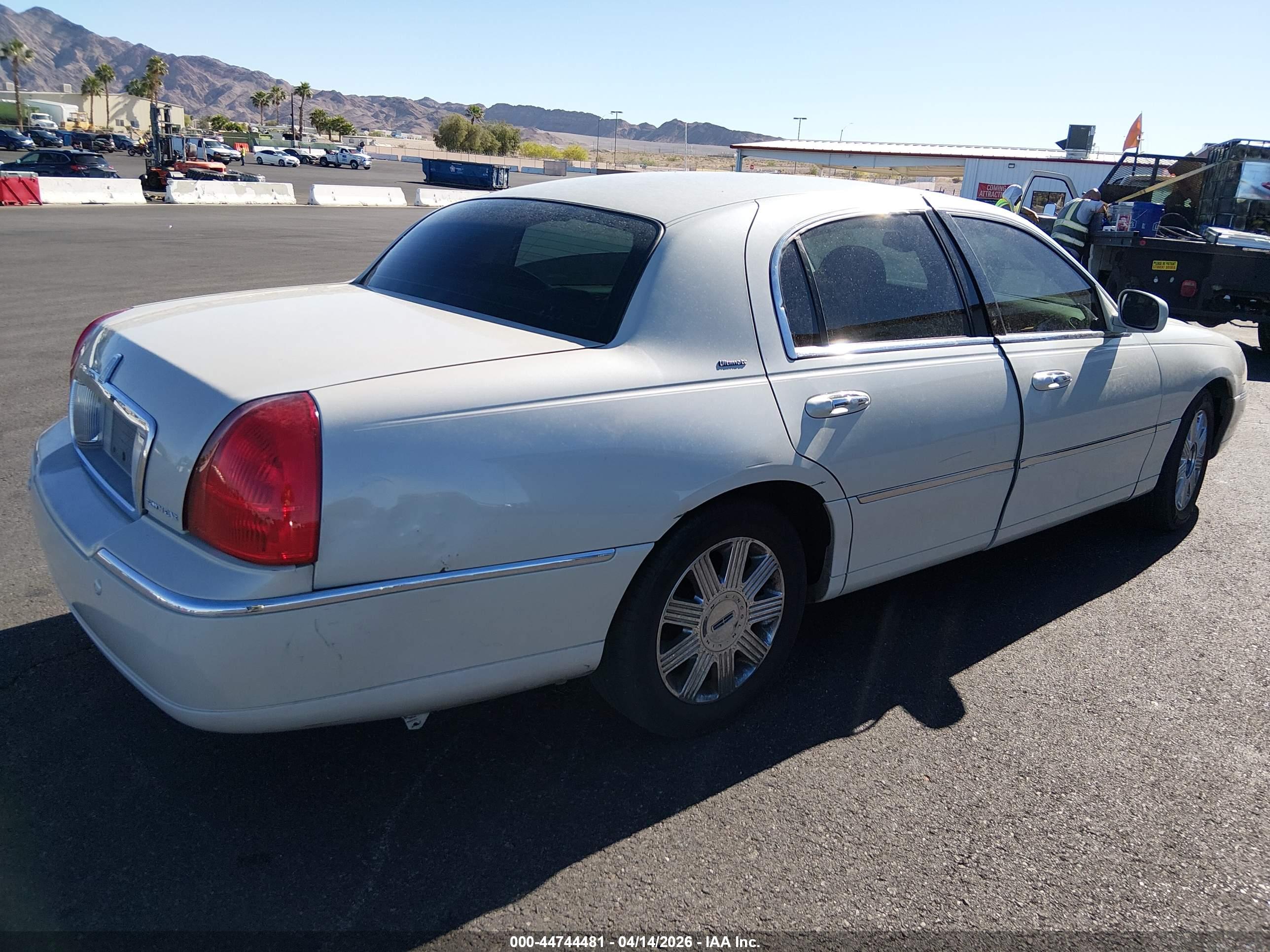 LINCOLN TOWN image 4