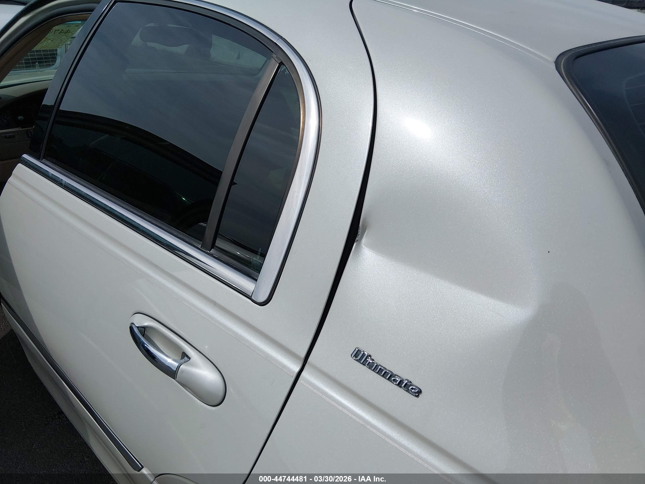 LINCOLN TOWN image 6