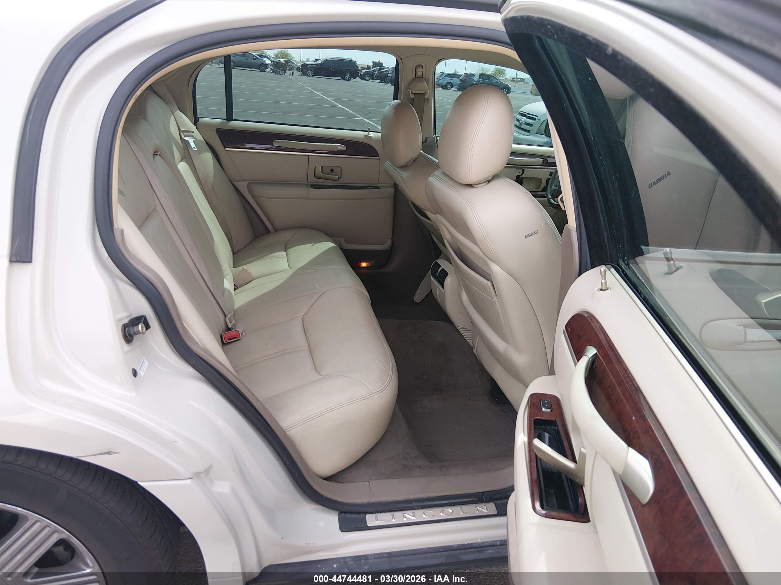 LINCOLN TOWN image 8