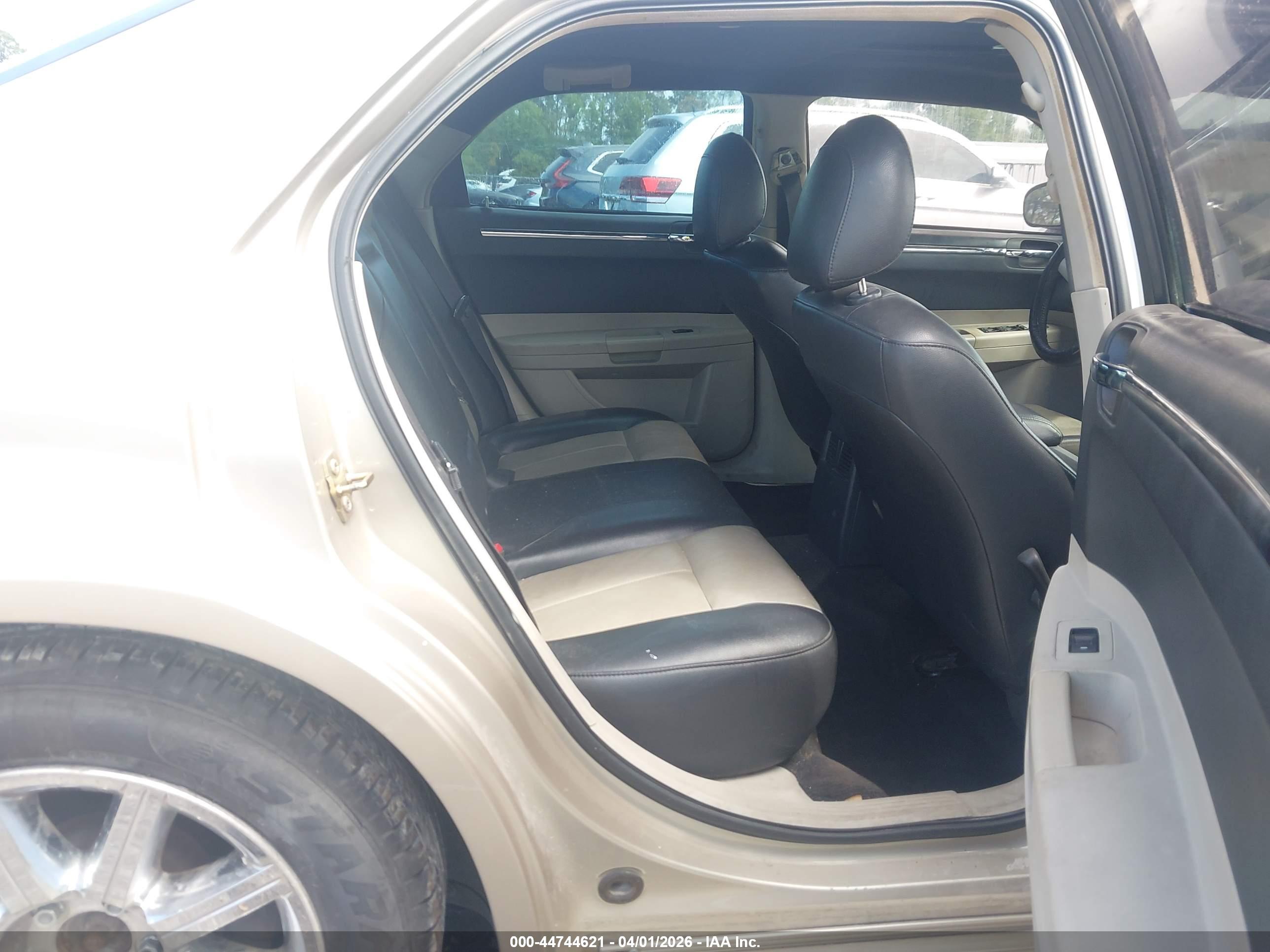 CHRYSLER 300 image 8
