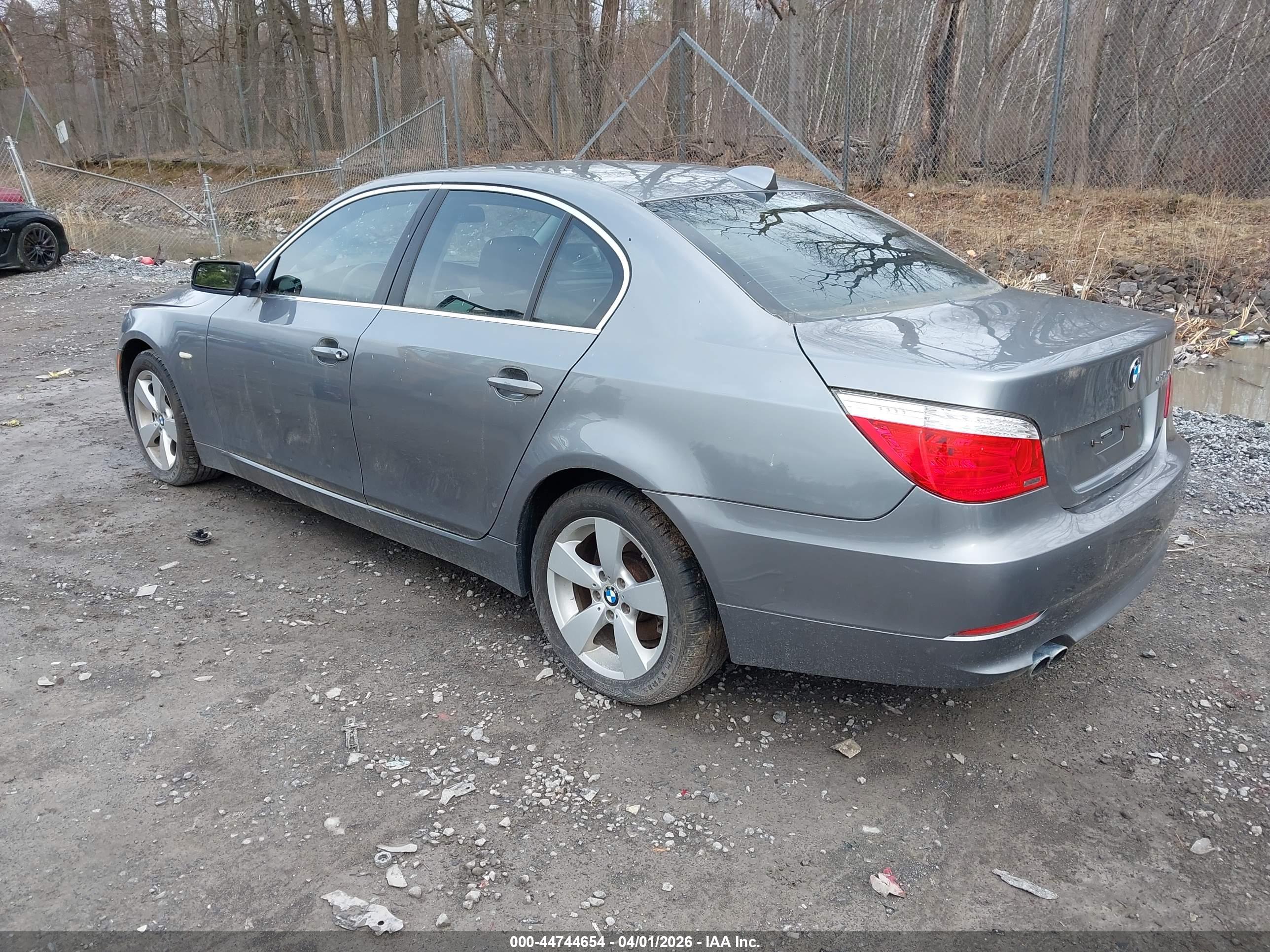 BMW 528XI image 3
