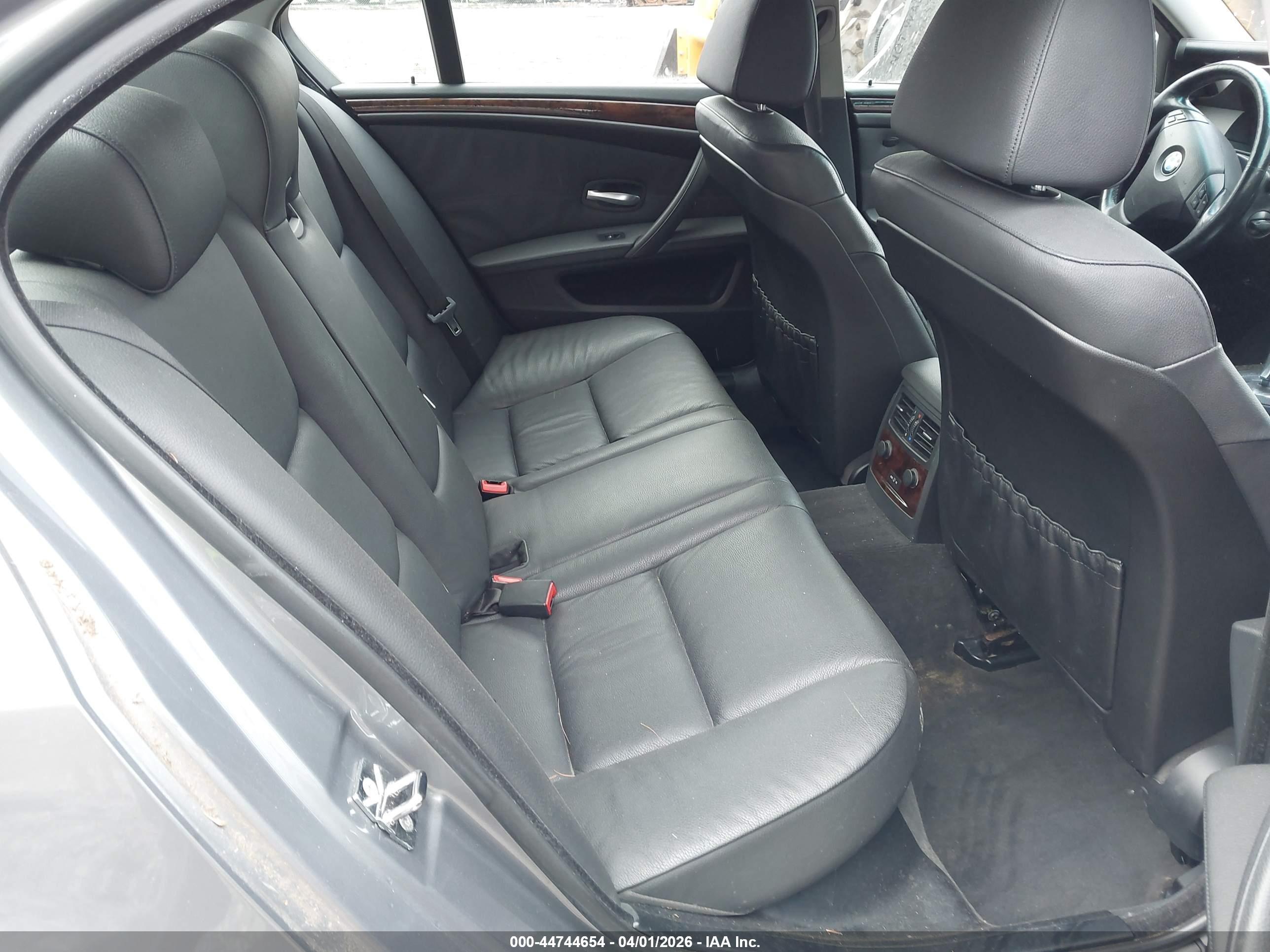 BMW 528XI image 8