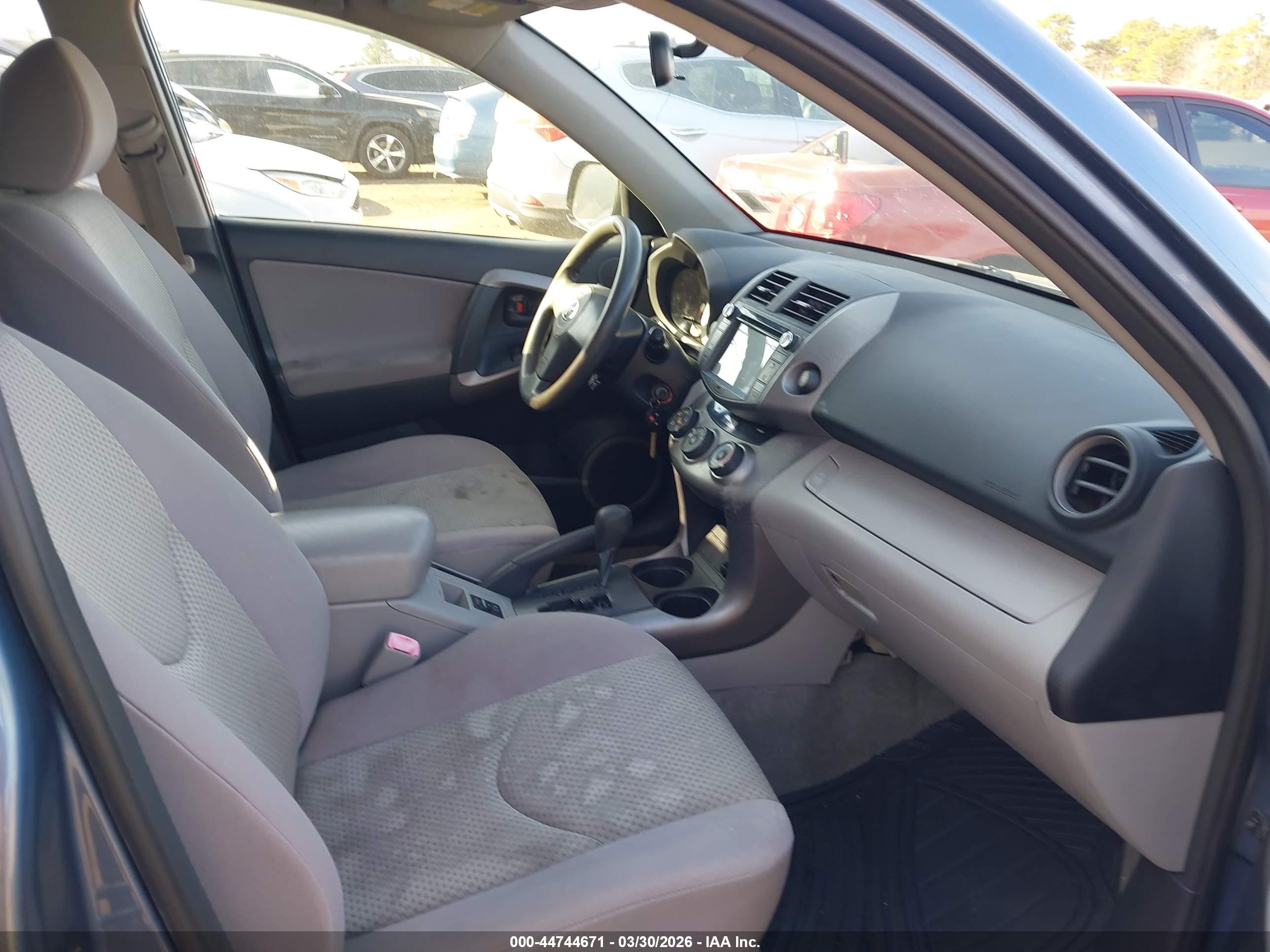 TOYOTA RAV4 image 5