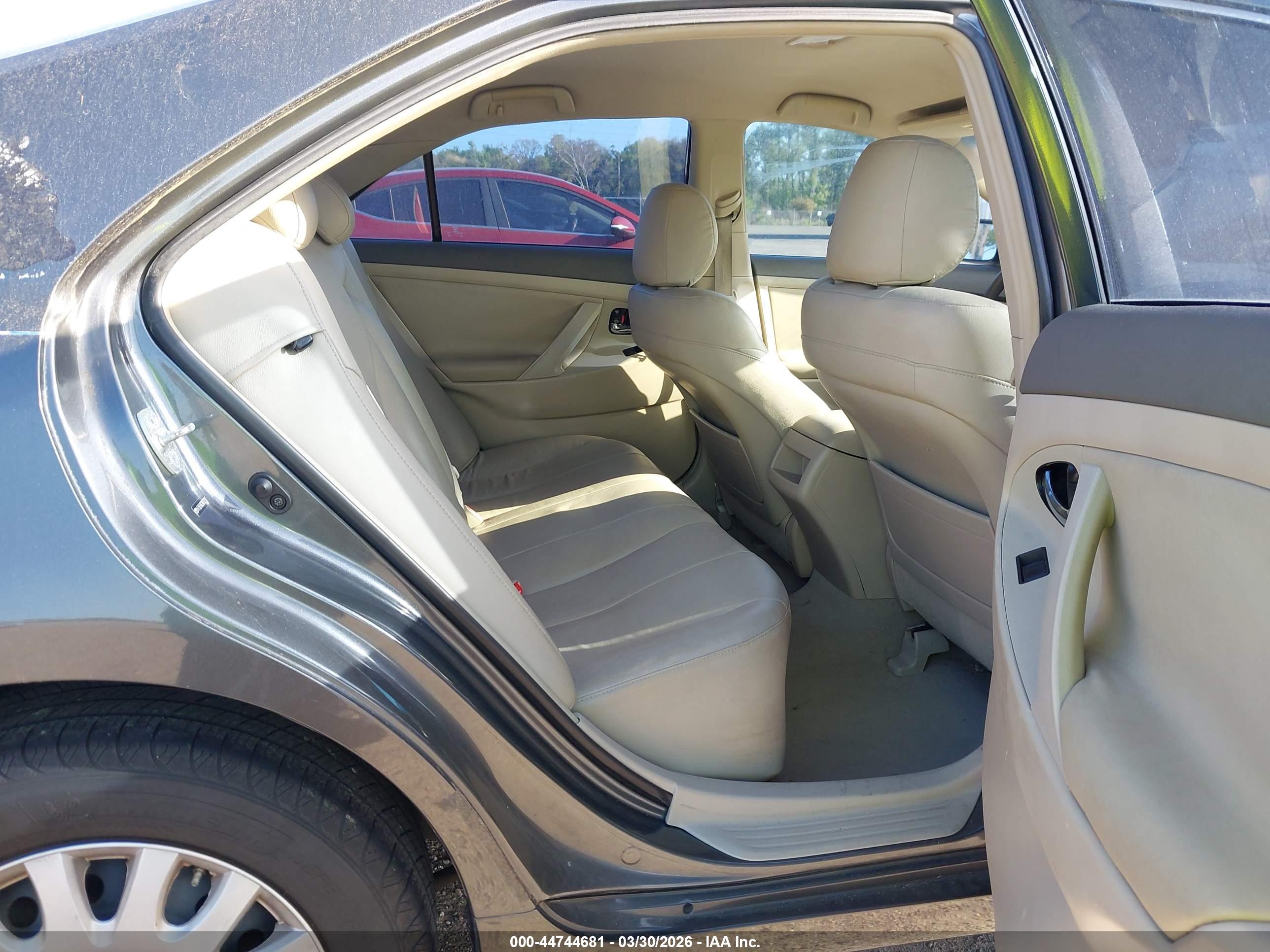 TOYOTA CAMRY image 8