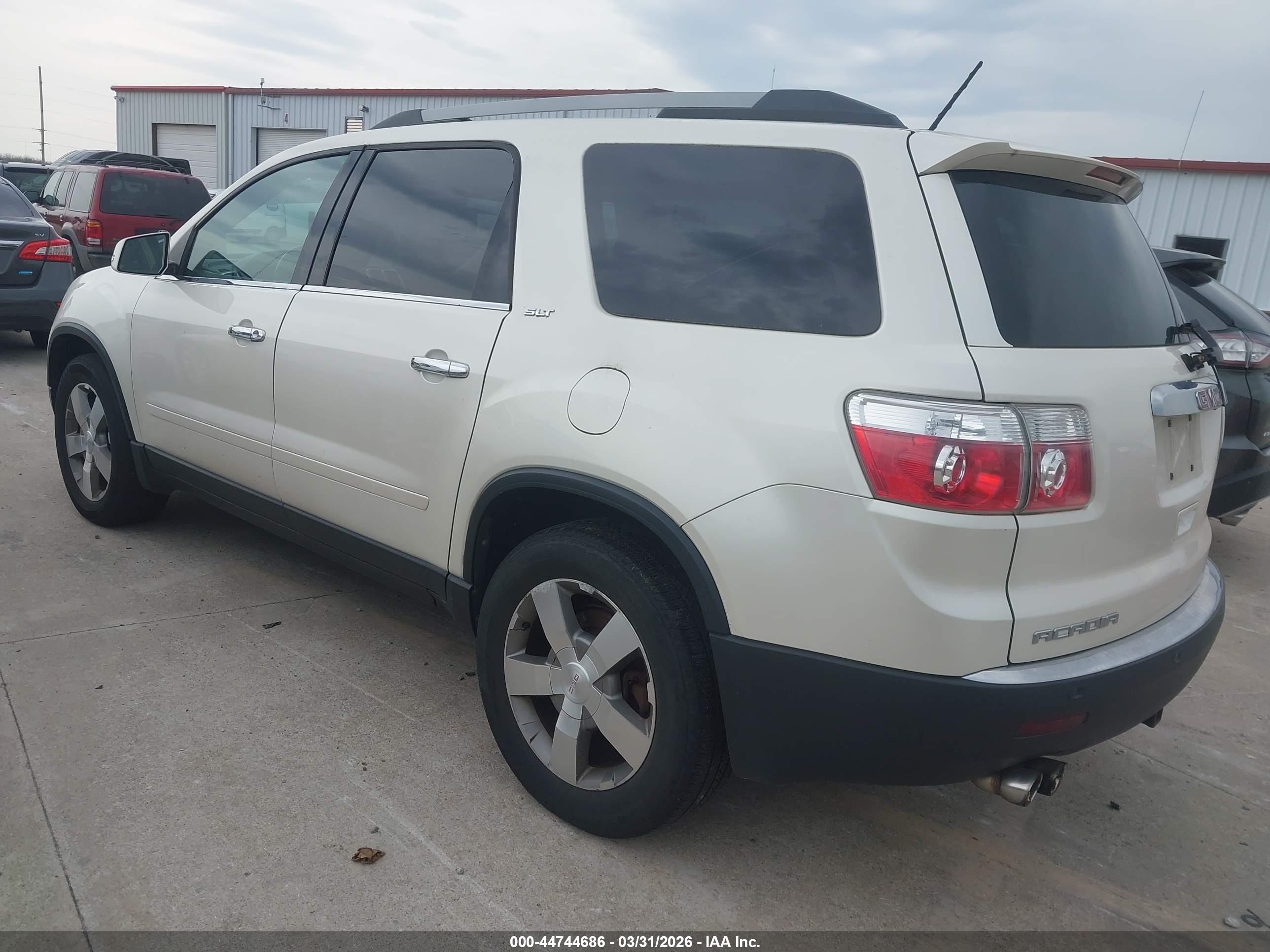 GMC ACADIA image 3